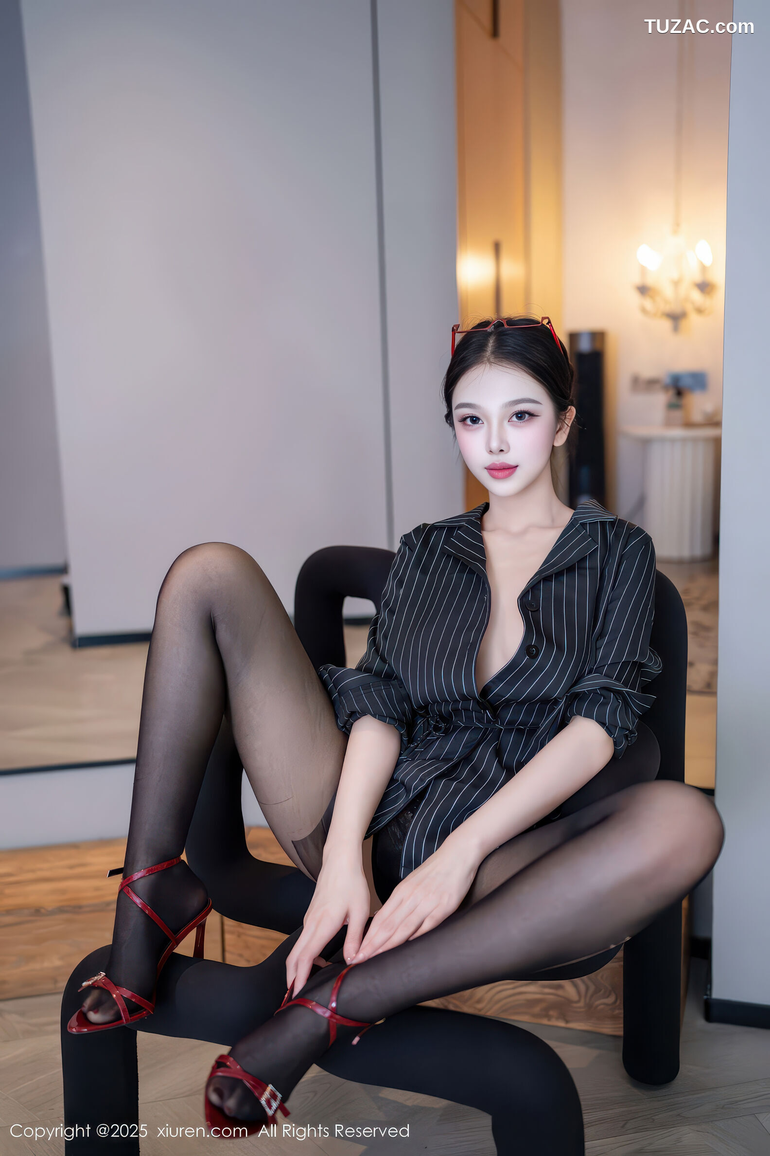 XiuRen秀人网-11160-诺诺子-OL黑条纹外套黑丝曼妙身姿-2025.12.26