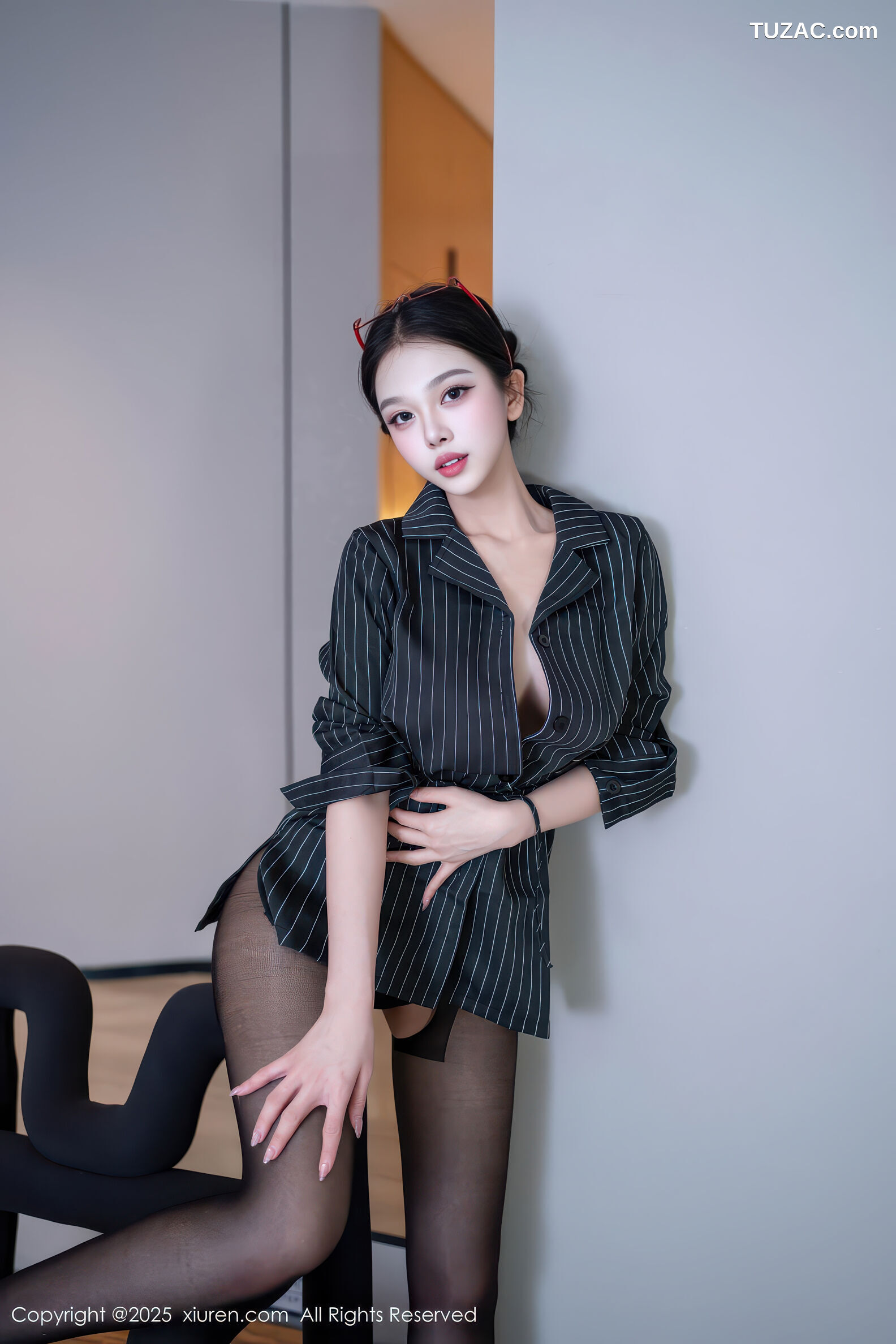 XiuRen秀人网-11160-诺诺子-OL黑条纹外套黑丝曼妙身姿-2025.12.26