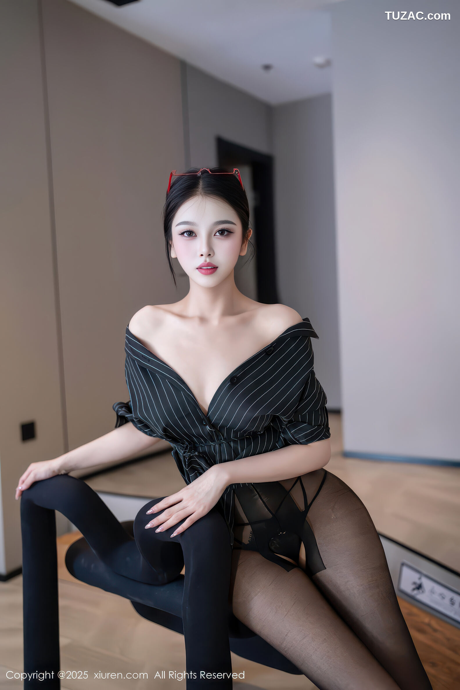 XiuRen秀人网-11160-诺诺子-OL黑条纹外套黑丝曼妙身姿-2025.12.26