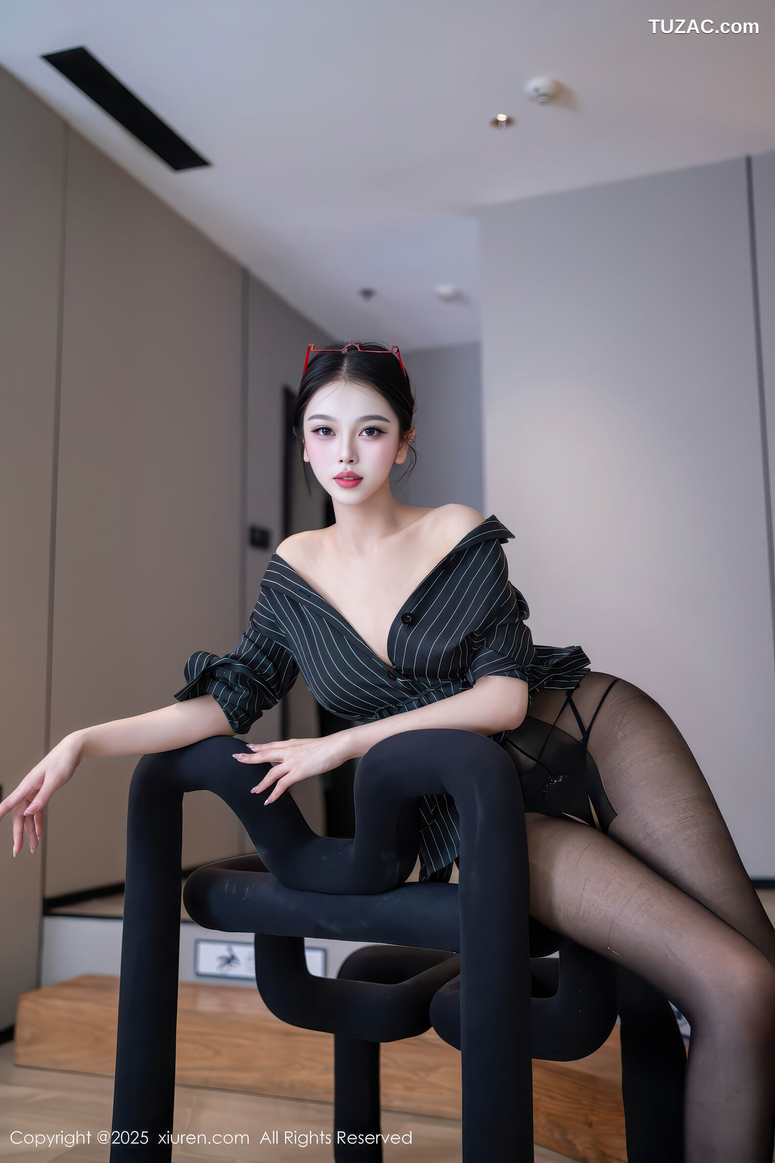 XiuRen秀人网-11160-诺诺子-OL黑条纹外套黑丝曼妙身姿-2025.12.26