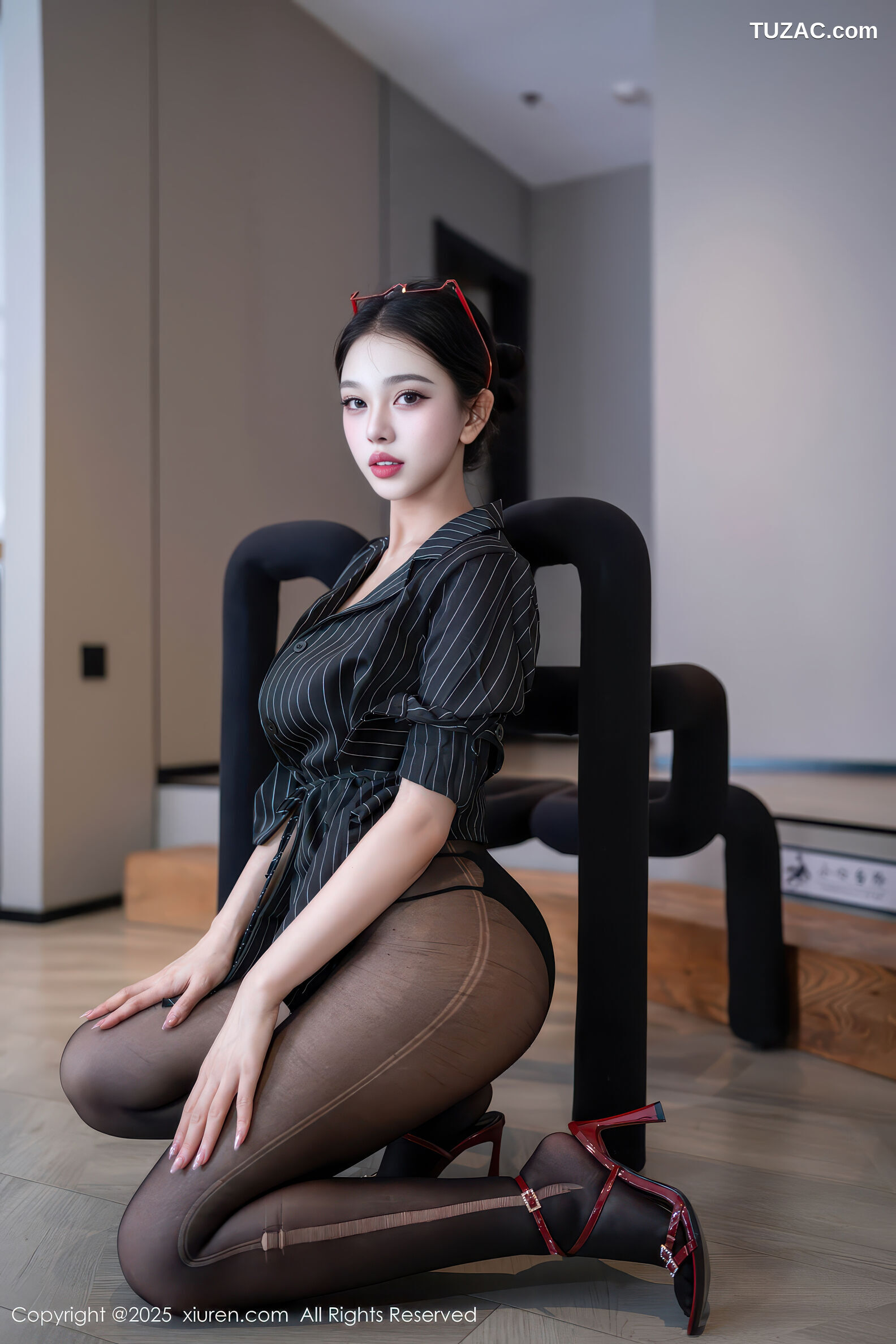 XiuRen秀人网-11160-诺诺子-OL黑条纹外套黑丝曼妙身姿-2025.12.26