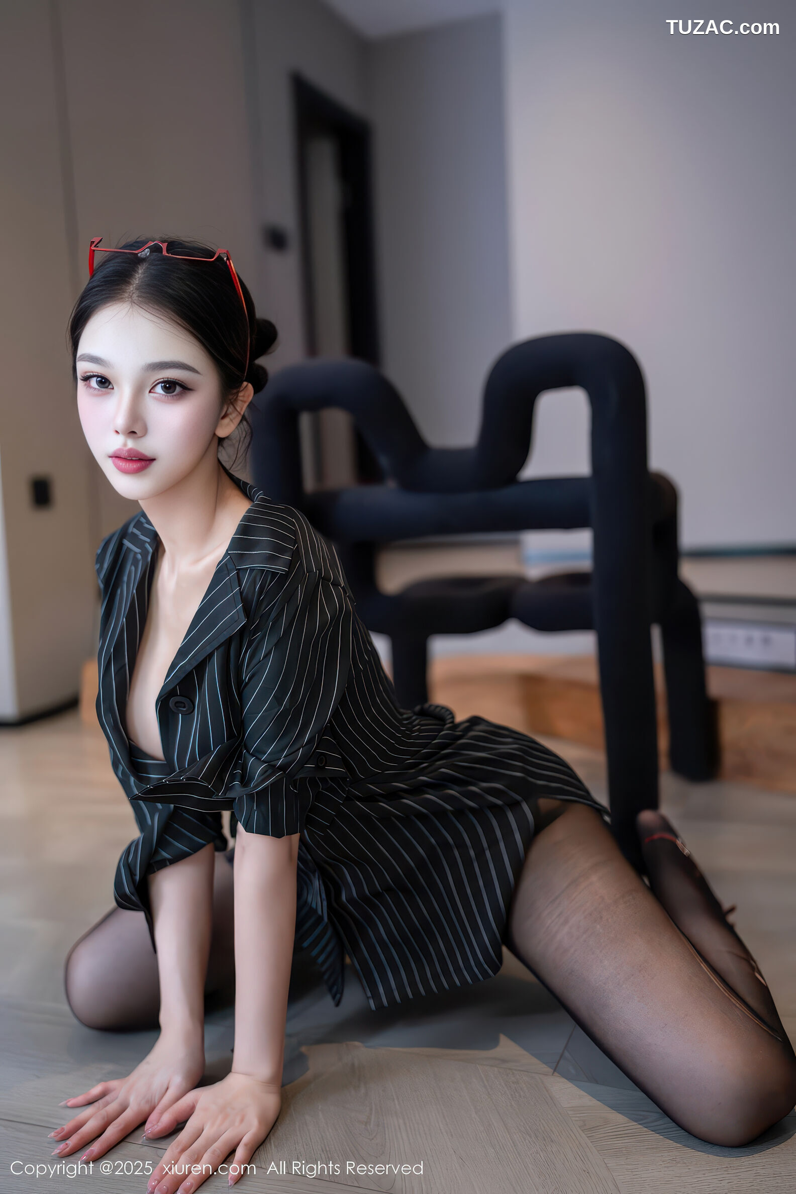 XiuRen秀人网-11160-诺诺子-OL黑条纹外套黑丝曼妙身姿-2025.12.26