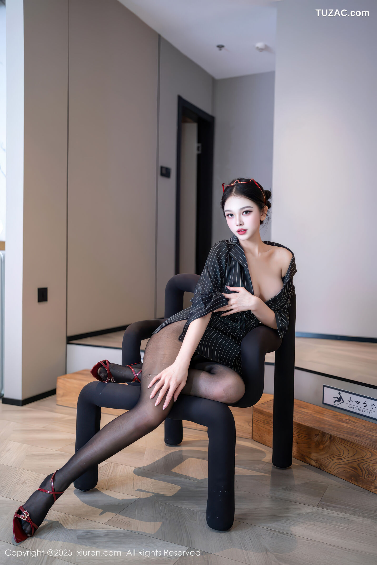 XiuRen秀人网-11160-诺诺子-OL黑条纹外套黑丝曼妙身姿-2025.12.26