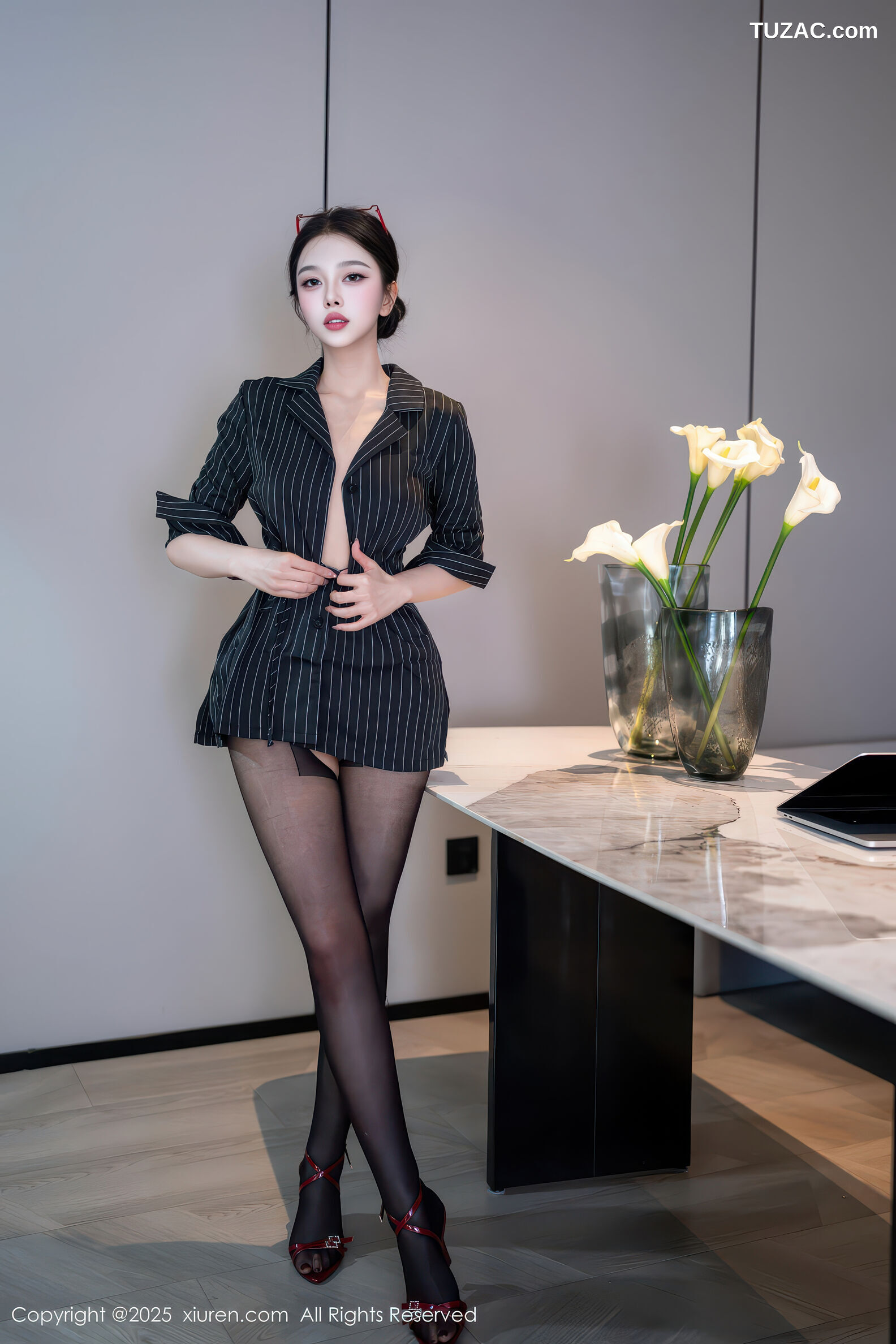 XiuRen秀人网-11160-诺诺子-OL黑条纹外套黑丝曼妙身姿-2025.12.26