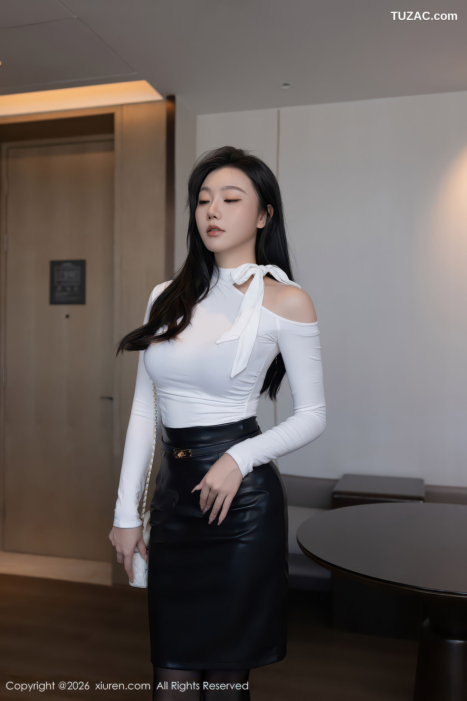 XiuRen秀人网-11201-安然anran-白T黑色皮裙黑丝长腿-2026.01.06