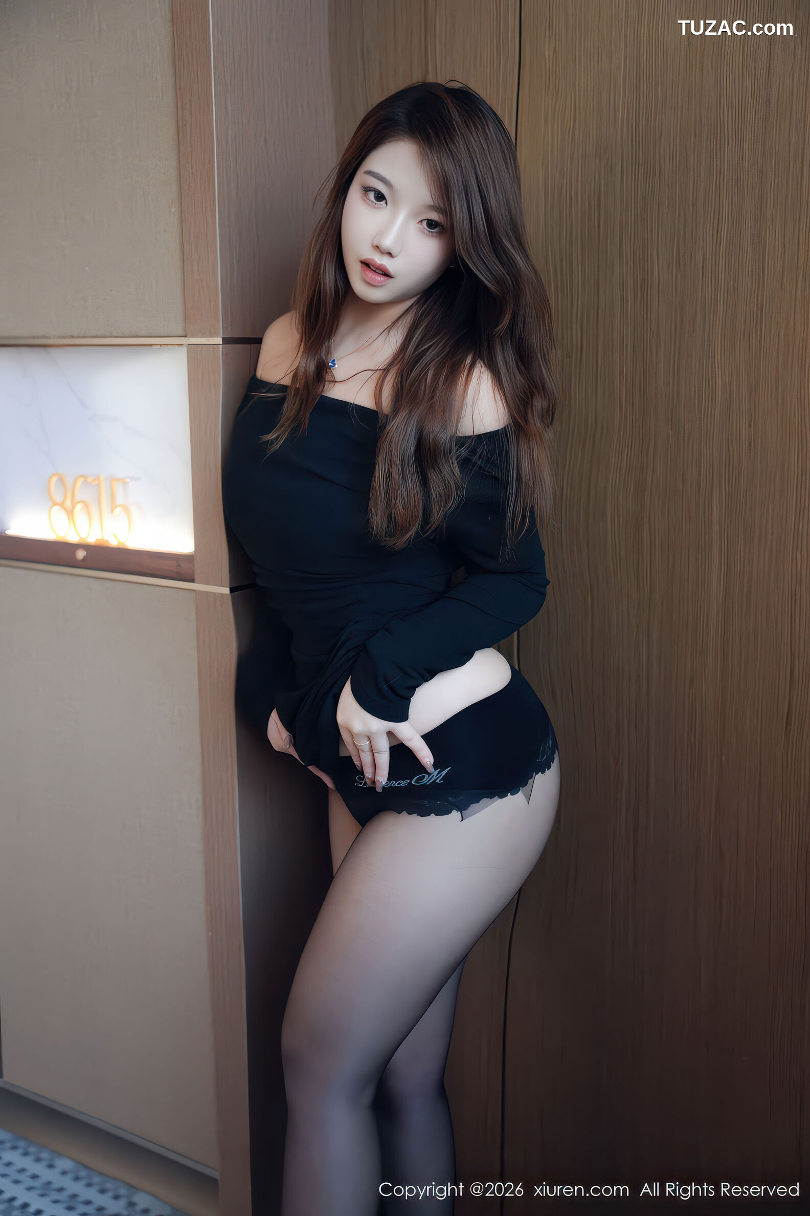 XiuRen秀人网-11250-小依依MM-街拍黑色连衣短裙黑丝-2026.01.20