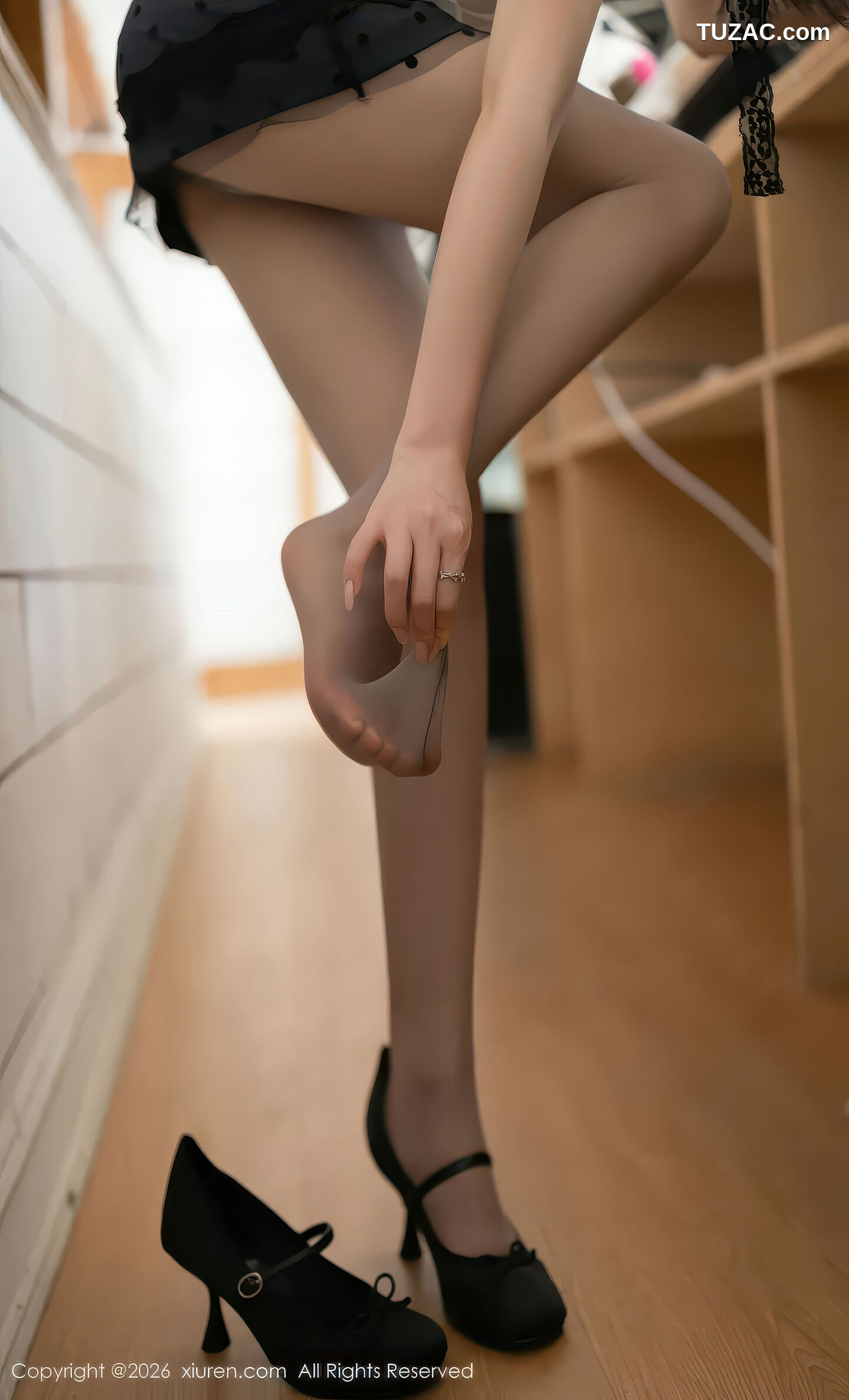 XiuRen秀人网-11304-鱼子酱Fish-咖啡馆美女白衬衫黑短裙-2026.01.30