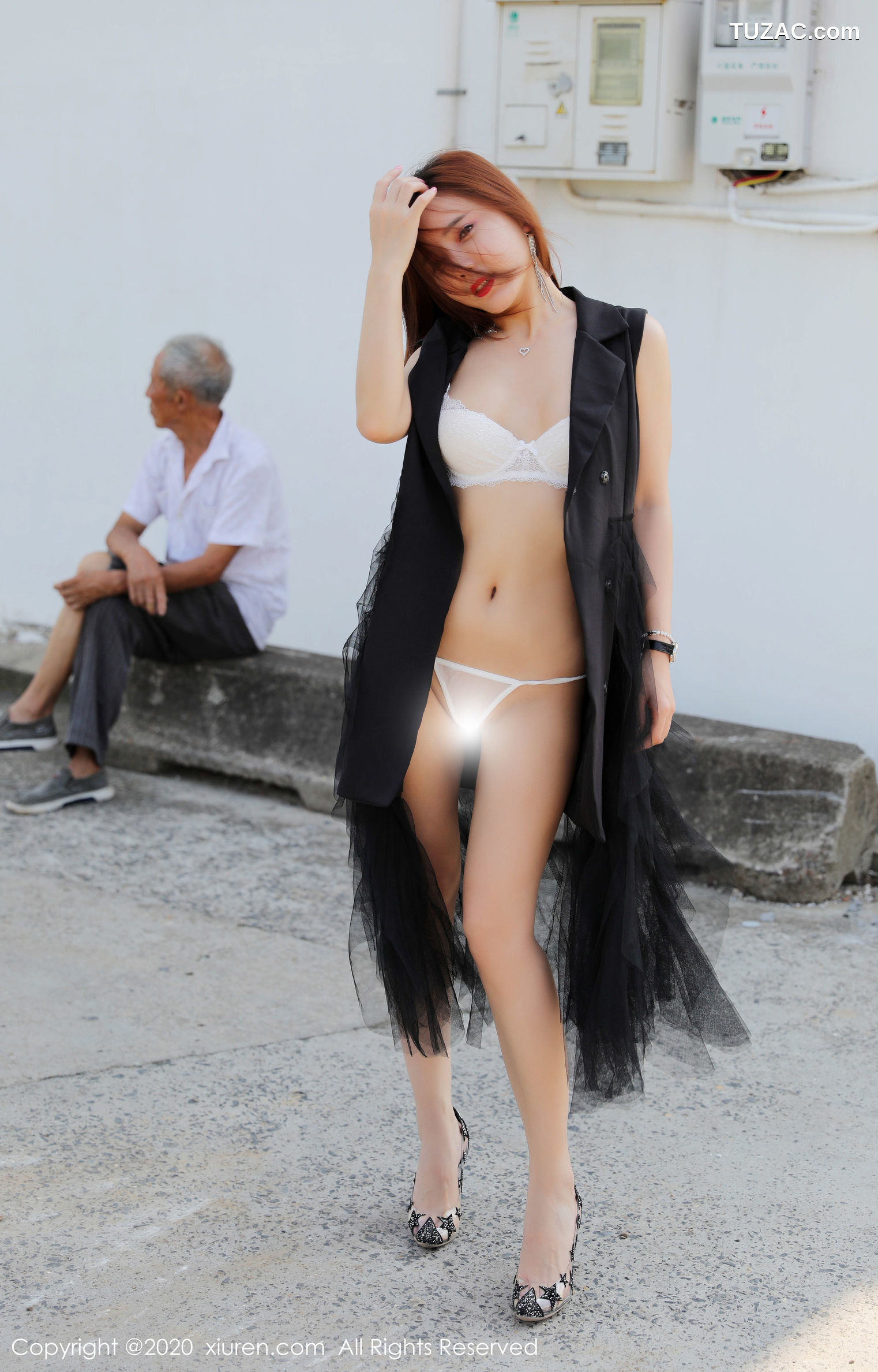 XiuRen秀人网-2048-艾小青-《户外大胆外拍系列》-2020.03.11