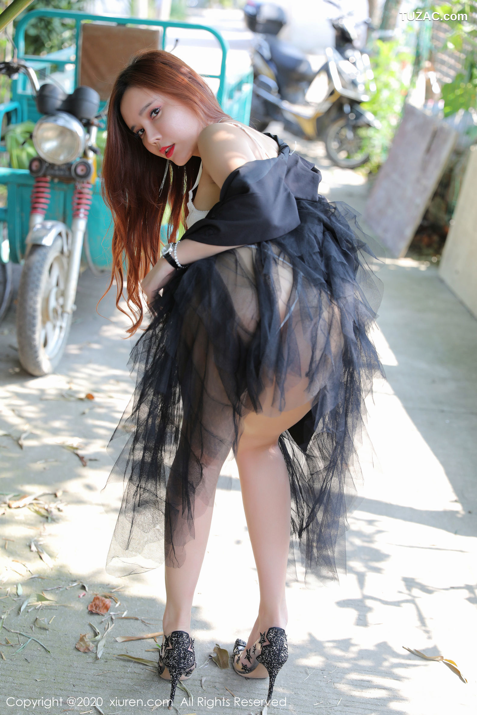XiuRen秀人网-2048-艾小青-《户外大胆外拍系列》-2020.03.11