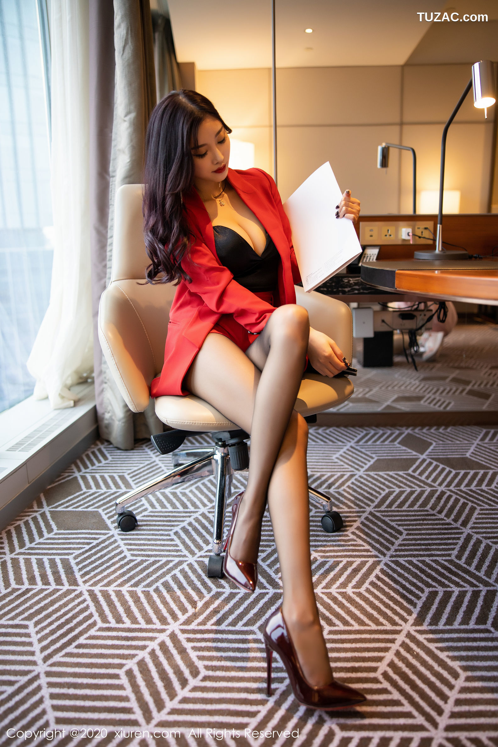 XiuRen秀人网-2069-杨晨晨-《诱人的红色女郎》-2020.03.17