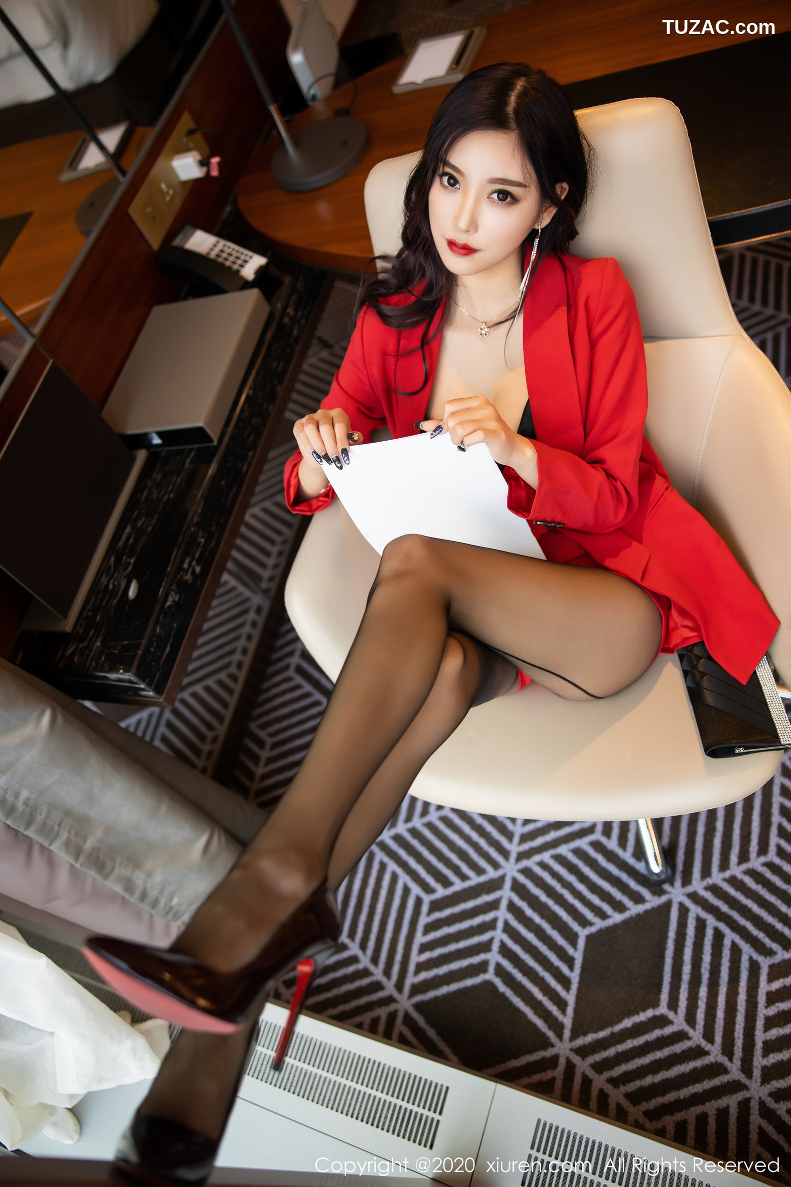 XiuRen秀人网-2069-杨晨晨-《诱人的红色女郎》-2020.03.17