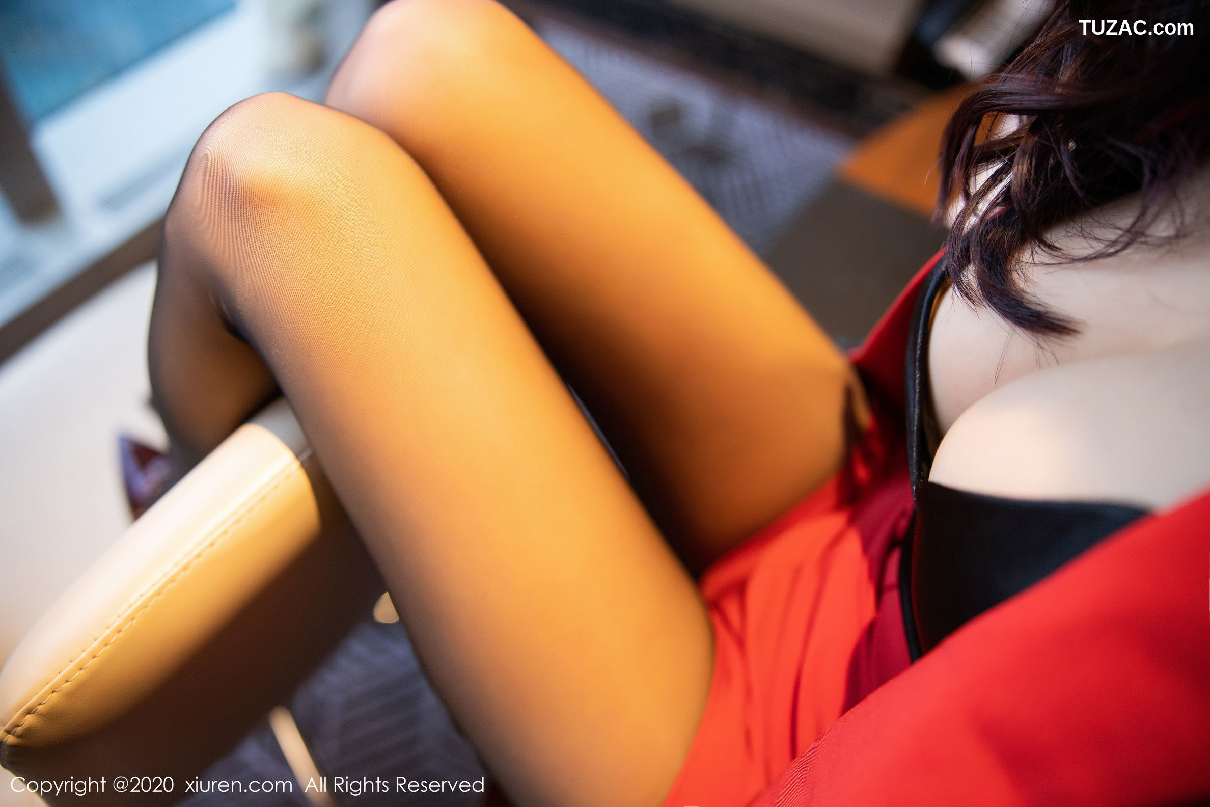 XiuRen秀人网-2069-杨晨晨-《诱人的红色女郎》-2020.03.17