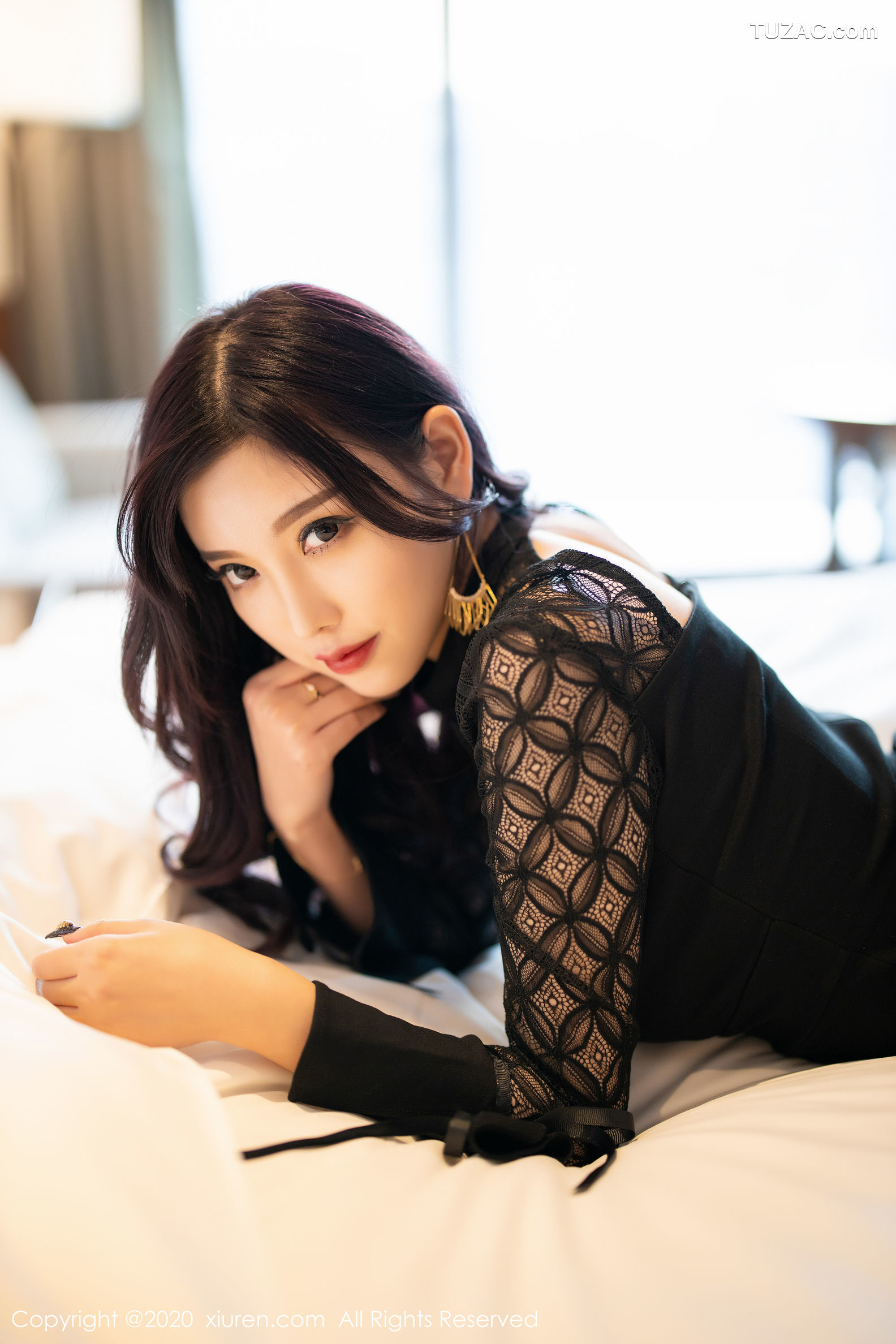 XiuRen秀人网-2137-杨晨晨-《黑色内衣与朦胧丝袜》-2020.04.08