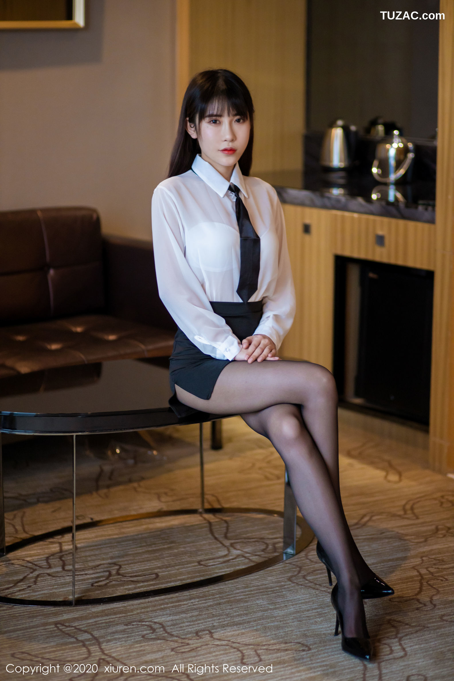 XiuRen秀人网-2176-悠悠酱Yoyoyo-《性感的职场秘书制服系列》-2020.04.21