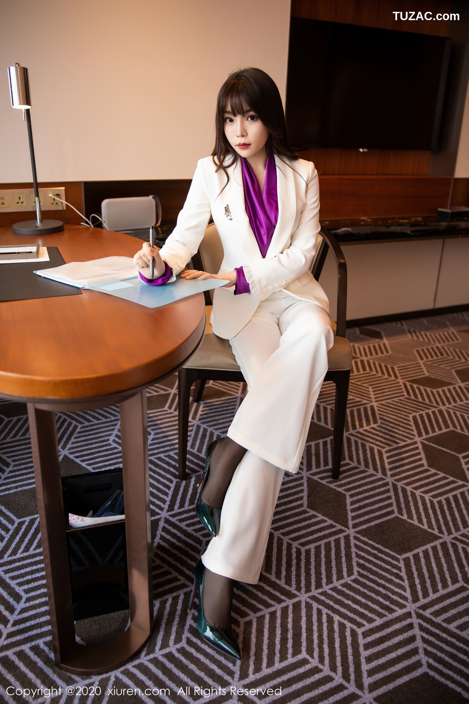 XiuRen秀人网-2256-芝芝-《白色西装-黑色丝袜职场制服》-2020.05.18