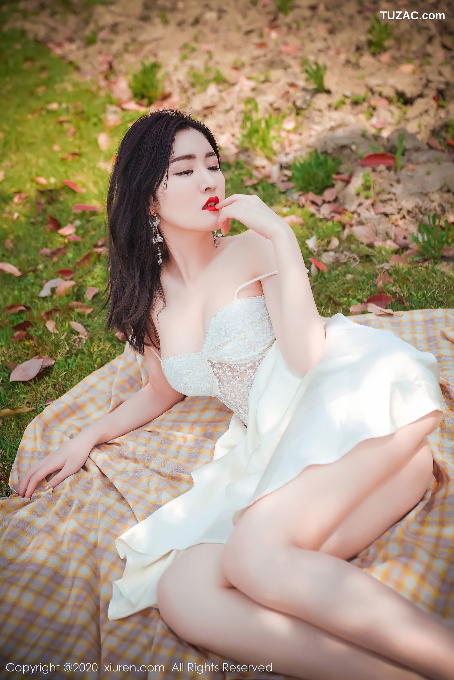 XiuRen秀人网-2297-沈梦瑶-《室外草地外景吊裙系列》-2020.07.07