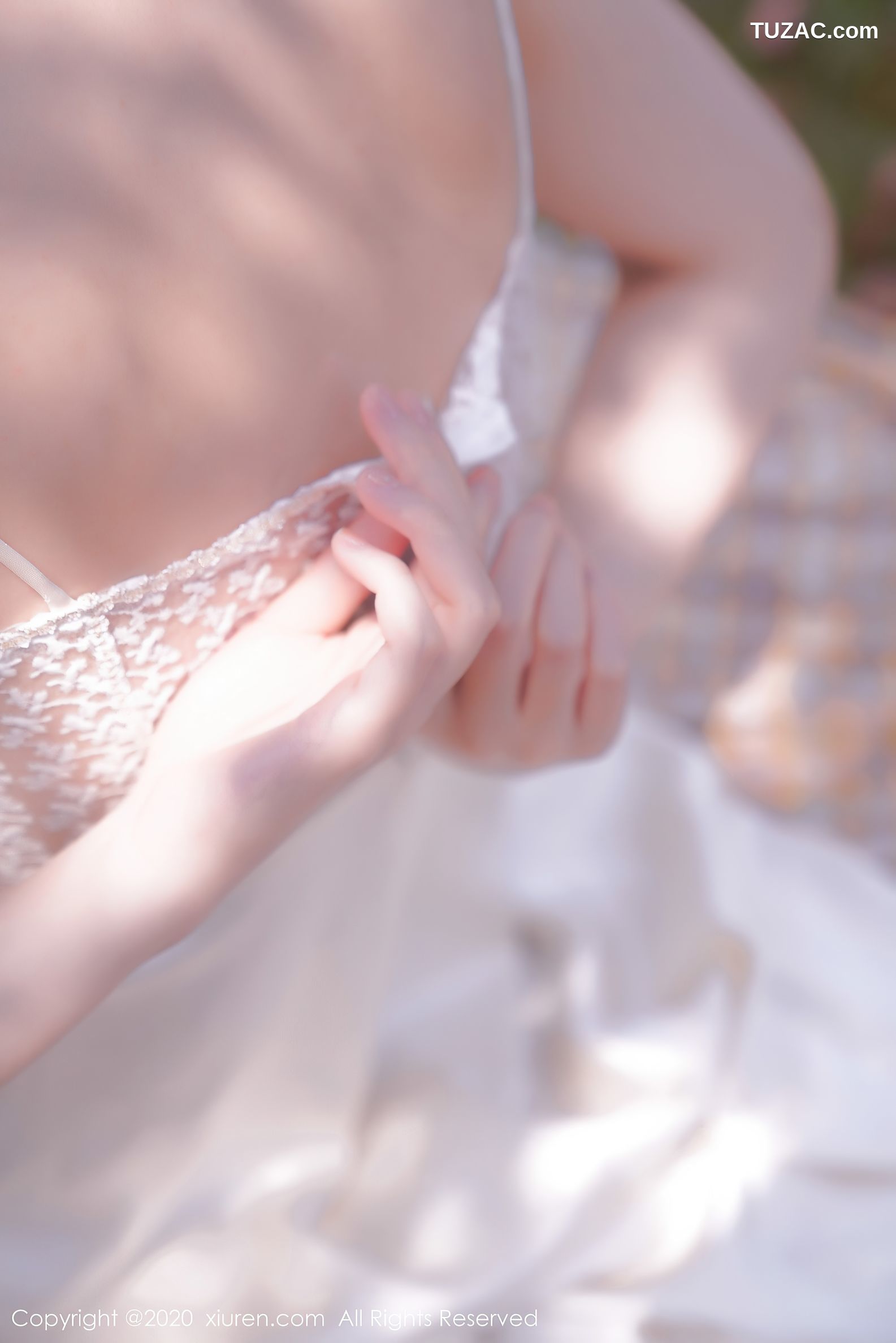 XiuRen秀人网-2297-沈梦瑶-《室外草地外景吊裙系列》-2020.07.07