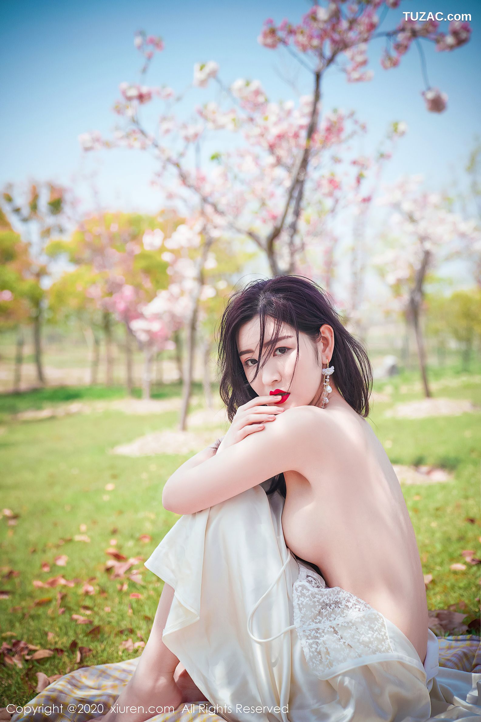 XiuRen秀人网-2297-沈梦瑶-《室外草地外景吊裙系列》-2020.07.07