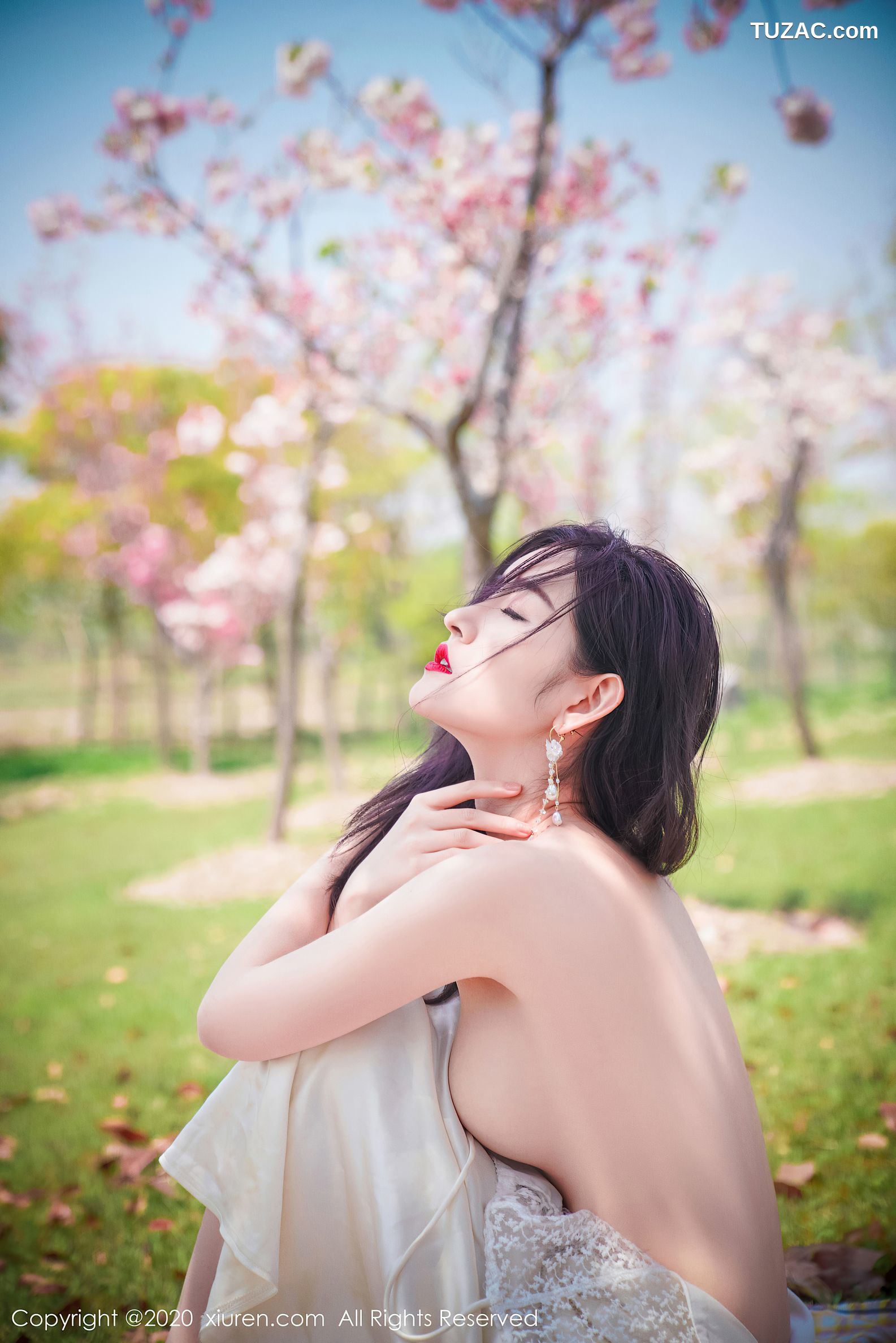 XiuRen秀人网-2297-沈梦瑶-《室外草地外景吊裙系列》-2020.07.07