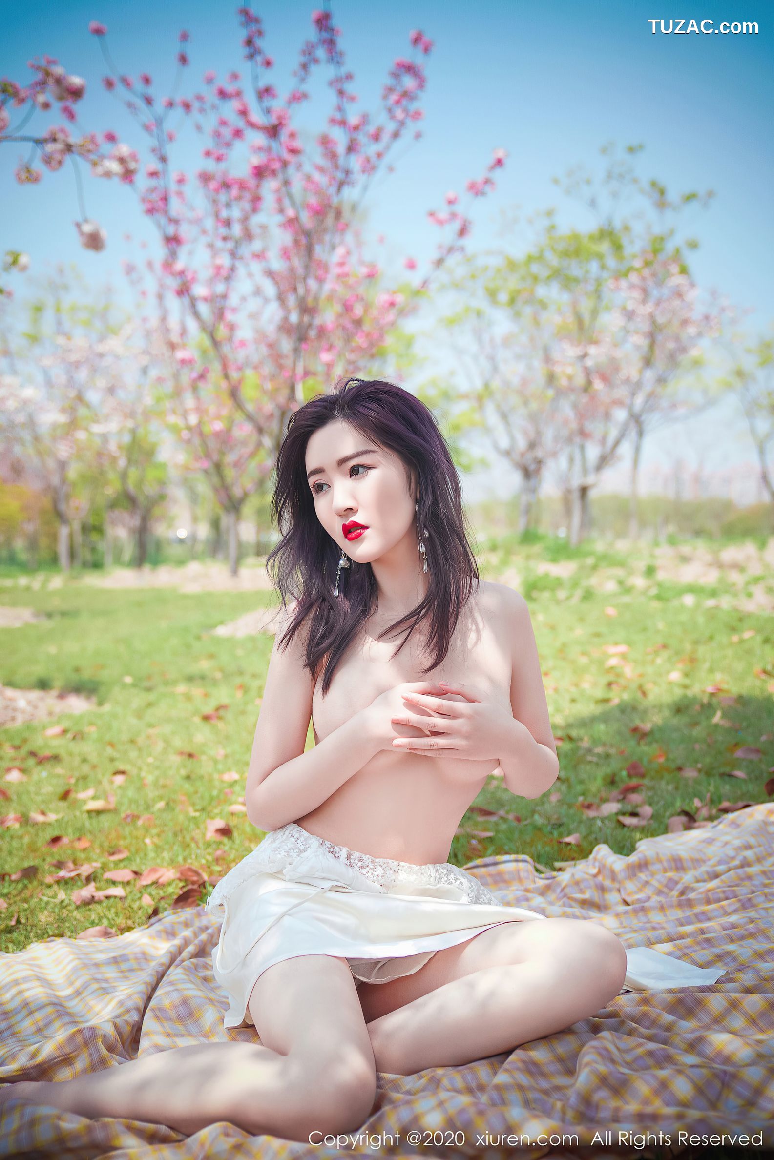 XiuRen秀人网-2297-沈梦瑶-《室外草地外景吊裙系列》-2020.07.07