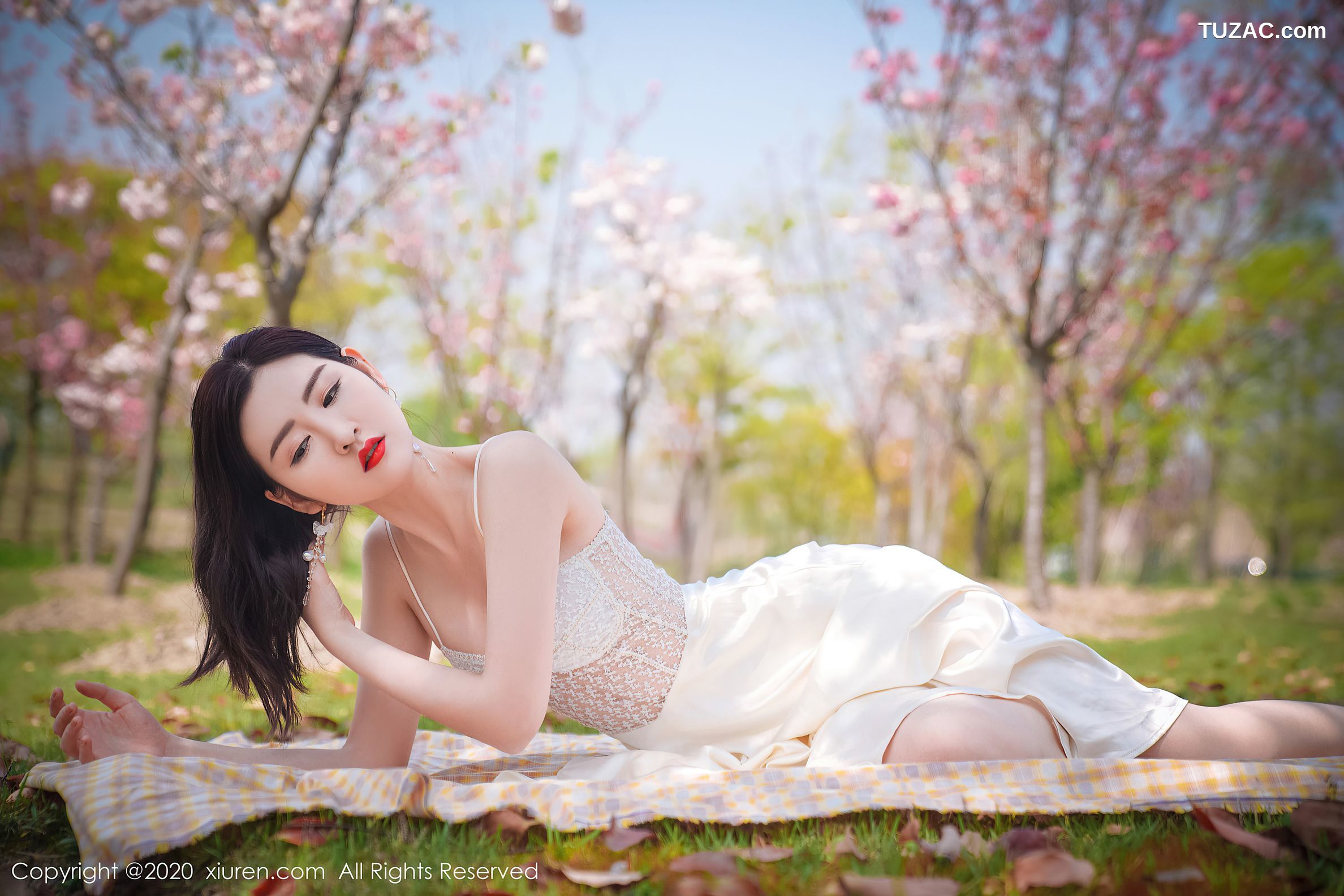 XiuRen秀人网-2297-沈梦瑶-《室外草地外景吊裙系列》-2020.07.07
