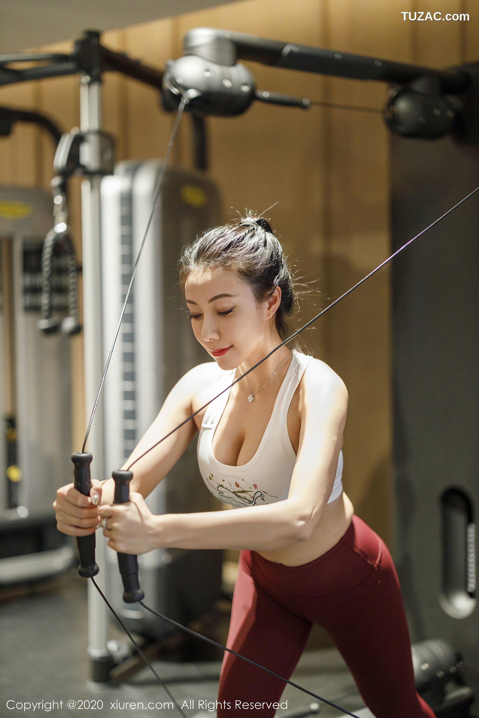XiuRen秀人网-2332-果儿-《时尚运动内衣与极致丝袜》-2020.07.15