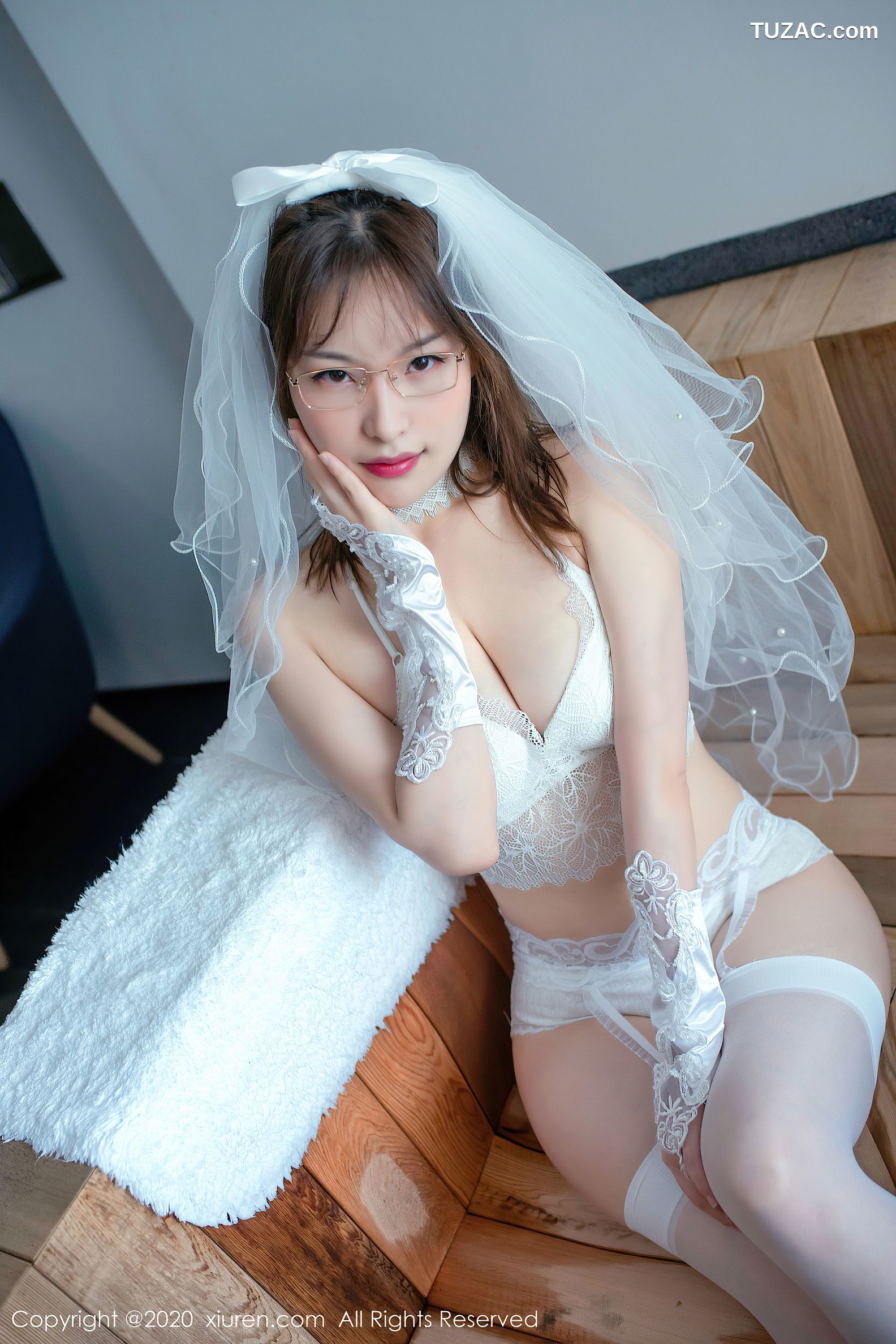 XiuRen秀人网-2359-小宣Fancy-《一个无比诱惑的妹子》-2020.07.23