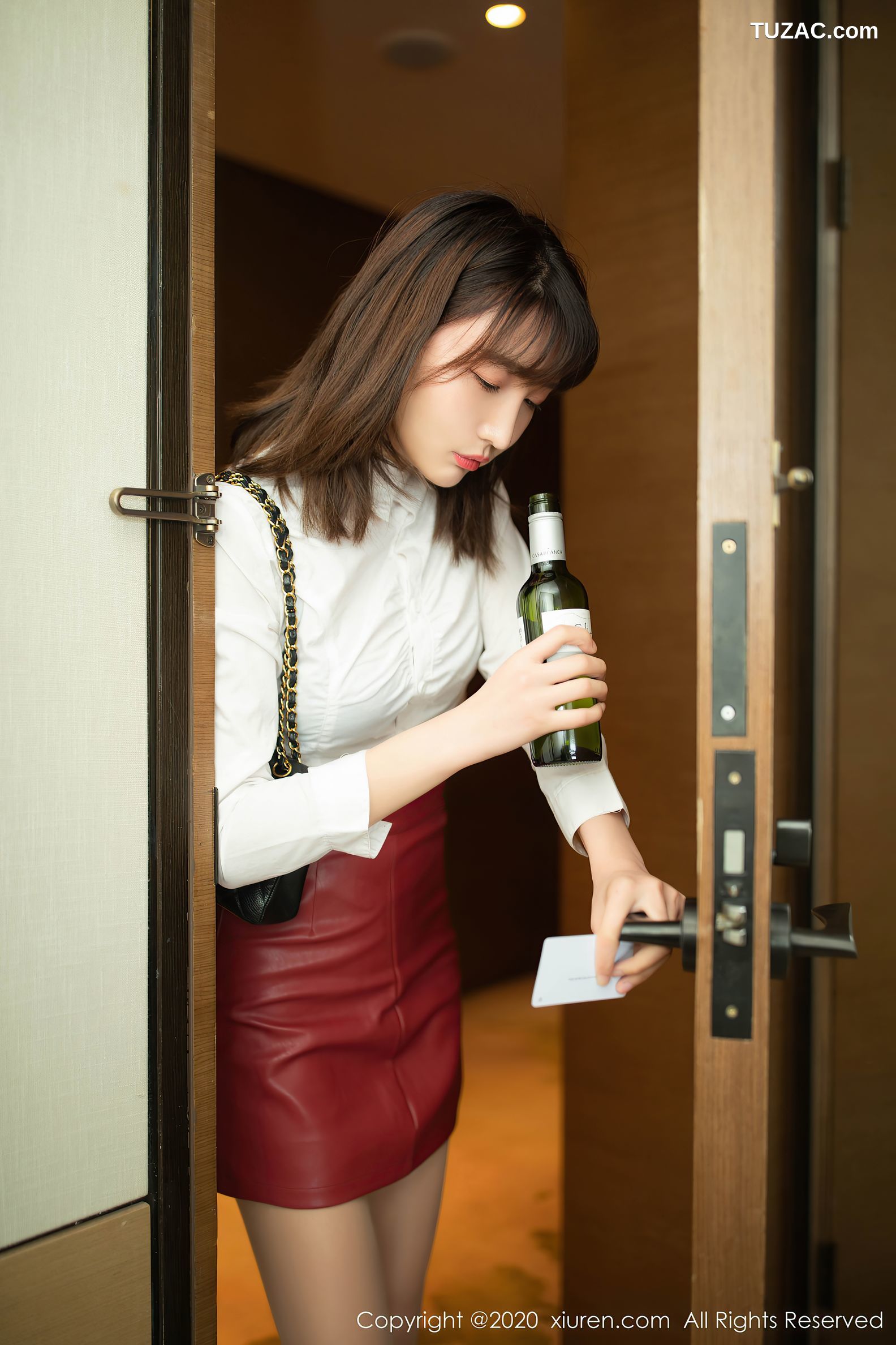 XiuRen秀人网-2393-陆萱萱-《酒后女孩主题系列》-2020.07.31