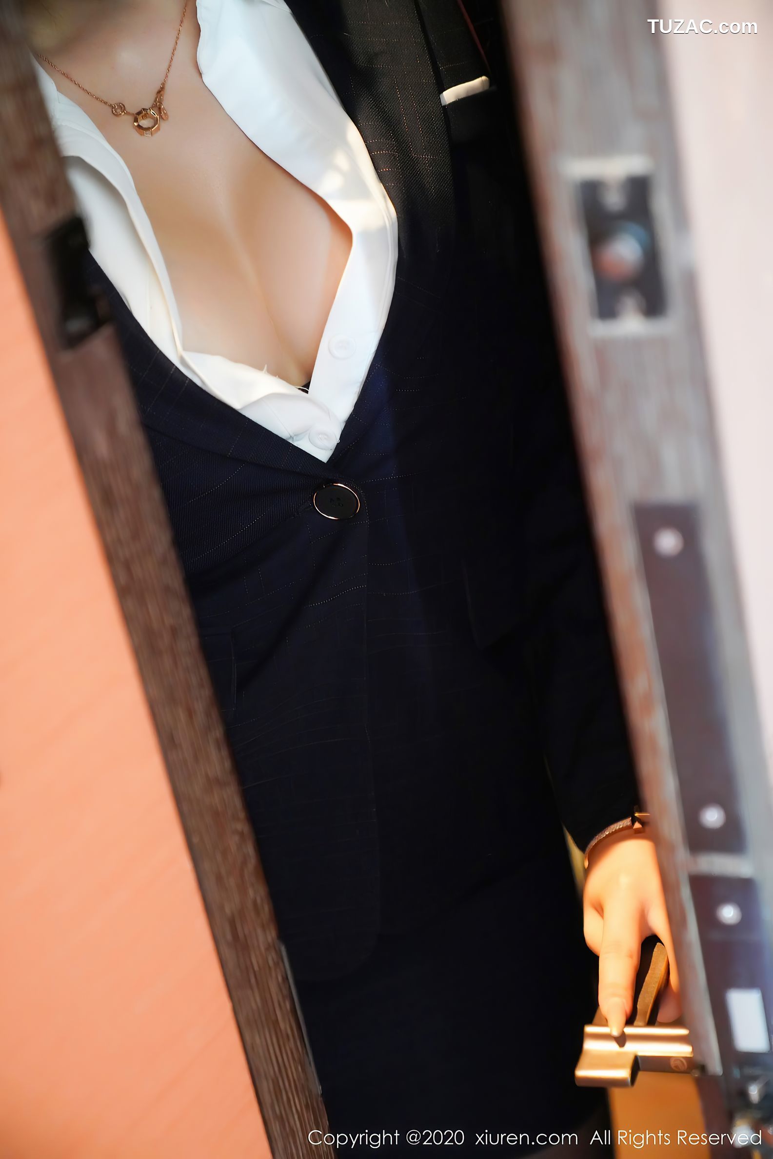 XiuRen秀人网-2396-柴婉艺-《性感职业制服OL酒店写真》-2020.08.03