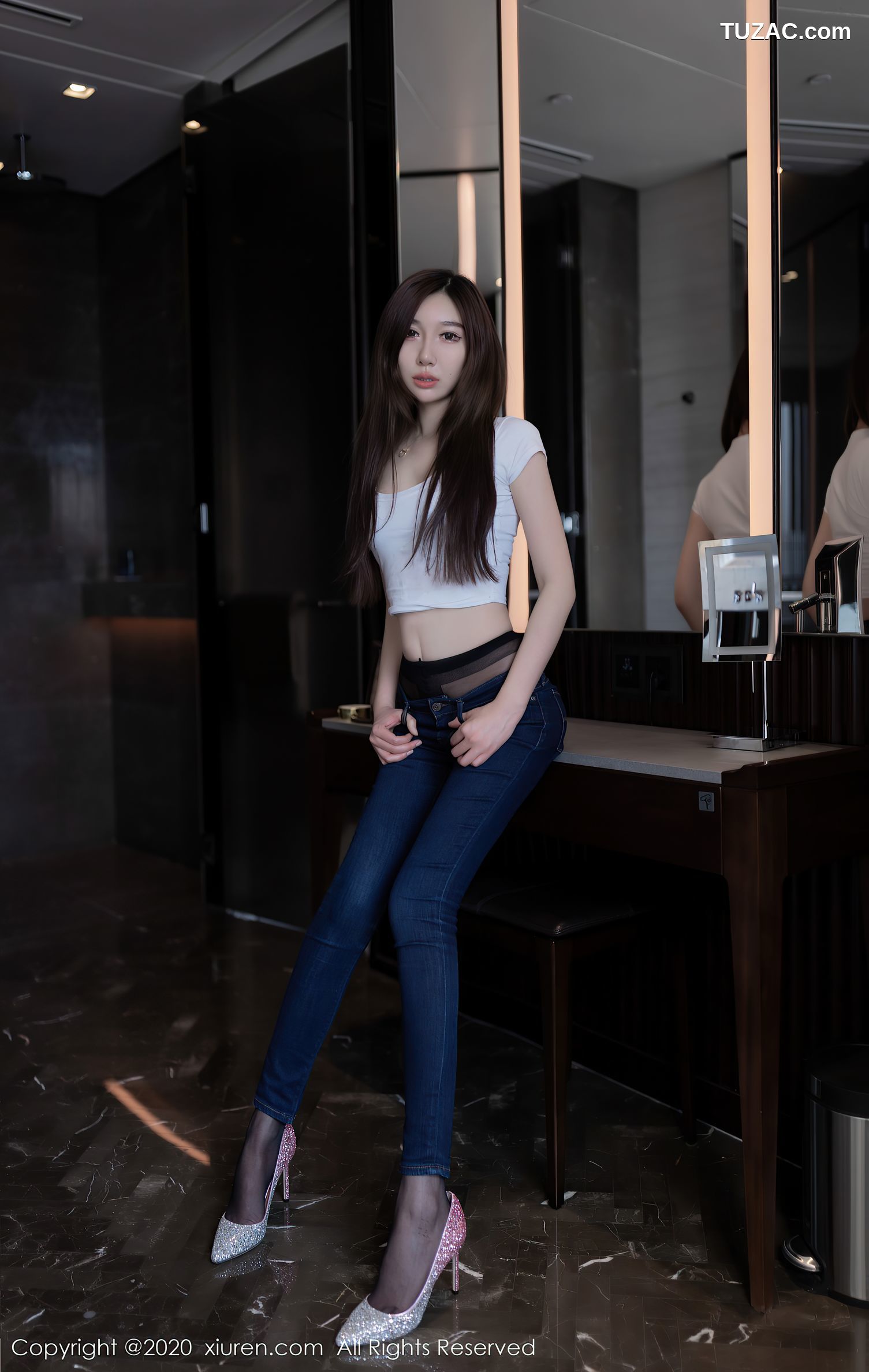 XiuRen秀人网-2406-Victoria志玲-《魅惑黑丝包裹的美臀秀足》-2020.08.05