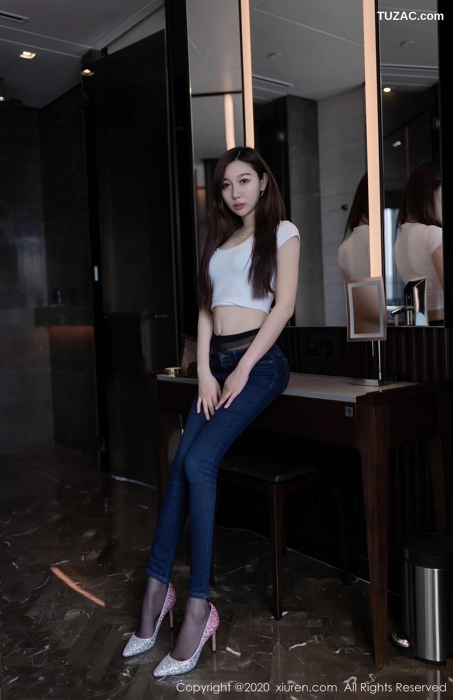 XiuRen秀人网-2406-Victoria志玲-《魅惑黑丝包裹的美臀秀足》-2020.08.05