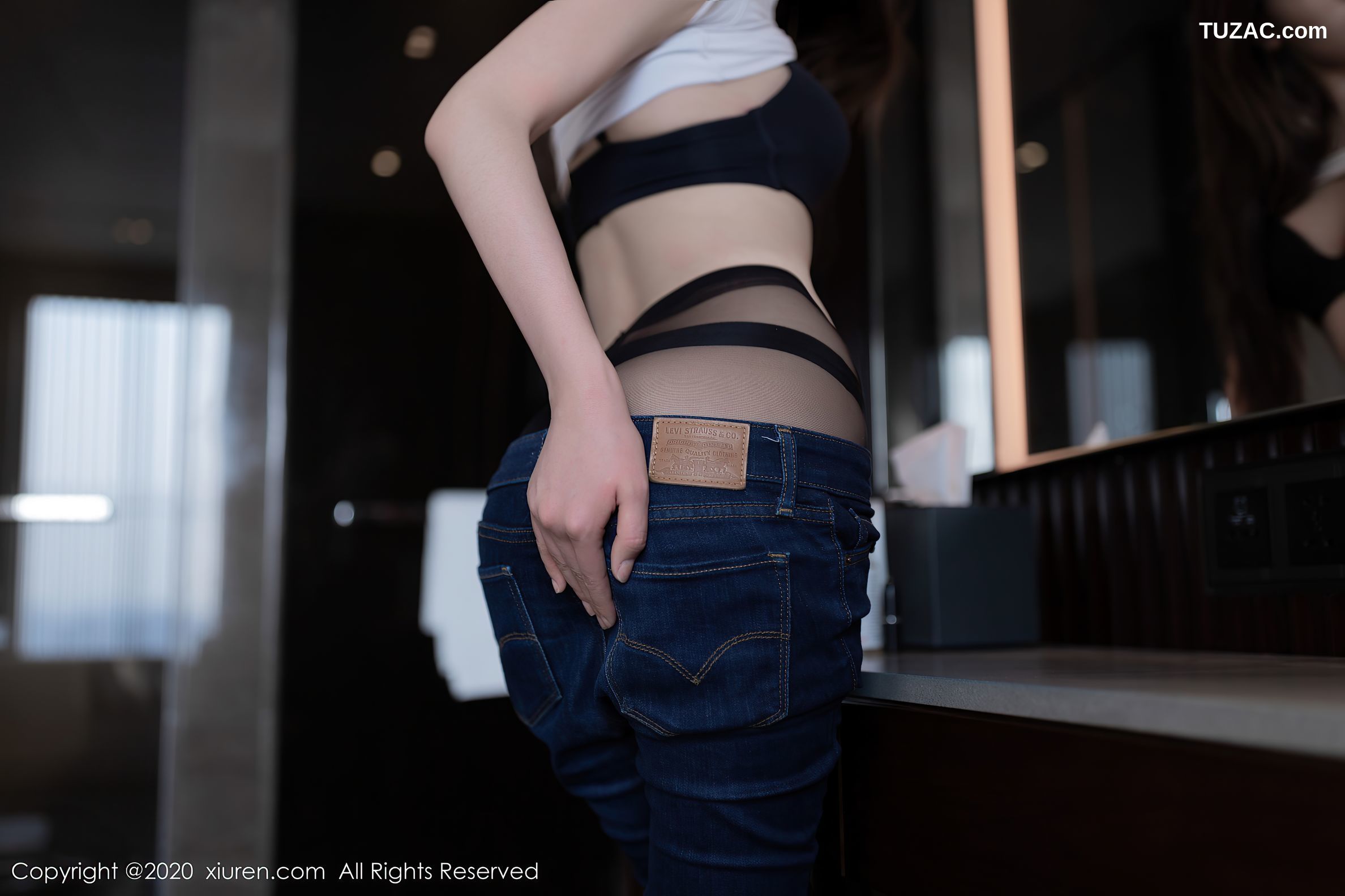 XiuRen秀人网-2406-Victoria志玲-《魅惑黑丝包裹的美臀秀足》-2020.08.05