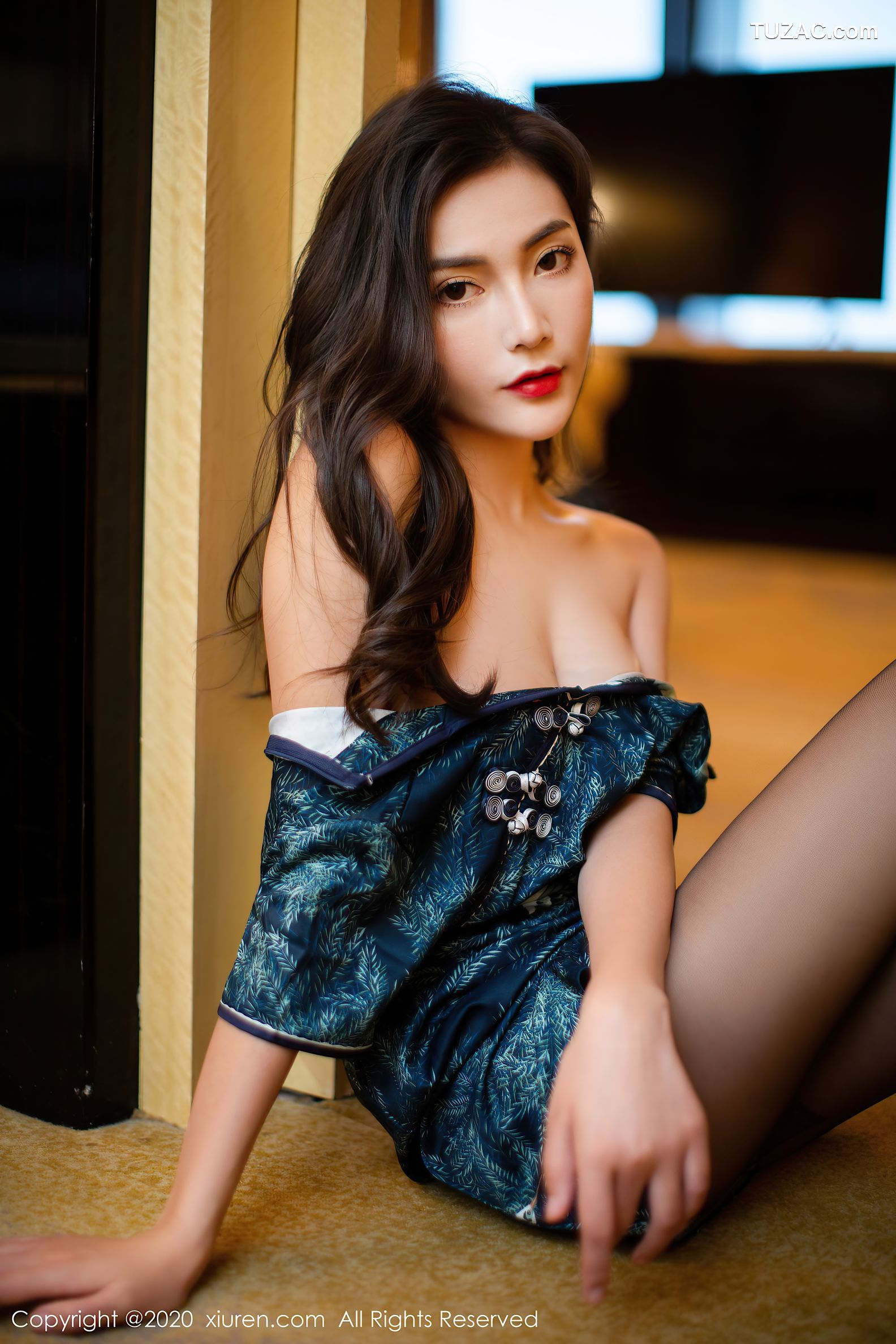 XiuRen秀人网-2411-夏玥-《韵味旗袍与现代性感黑丝》-2020.08.06