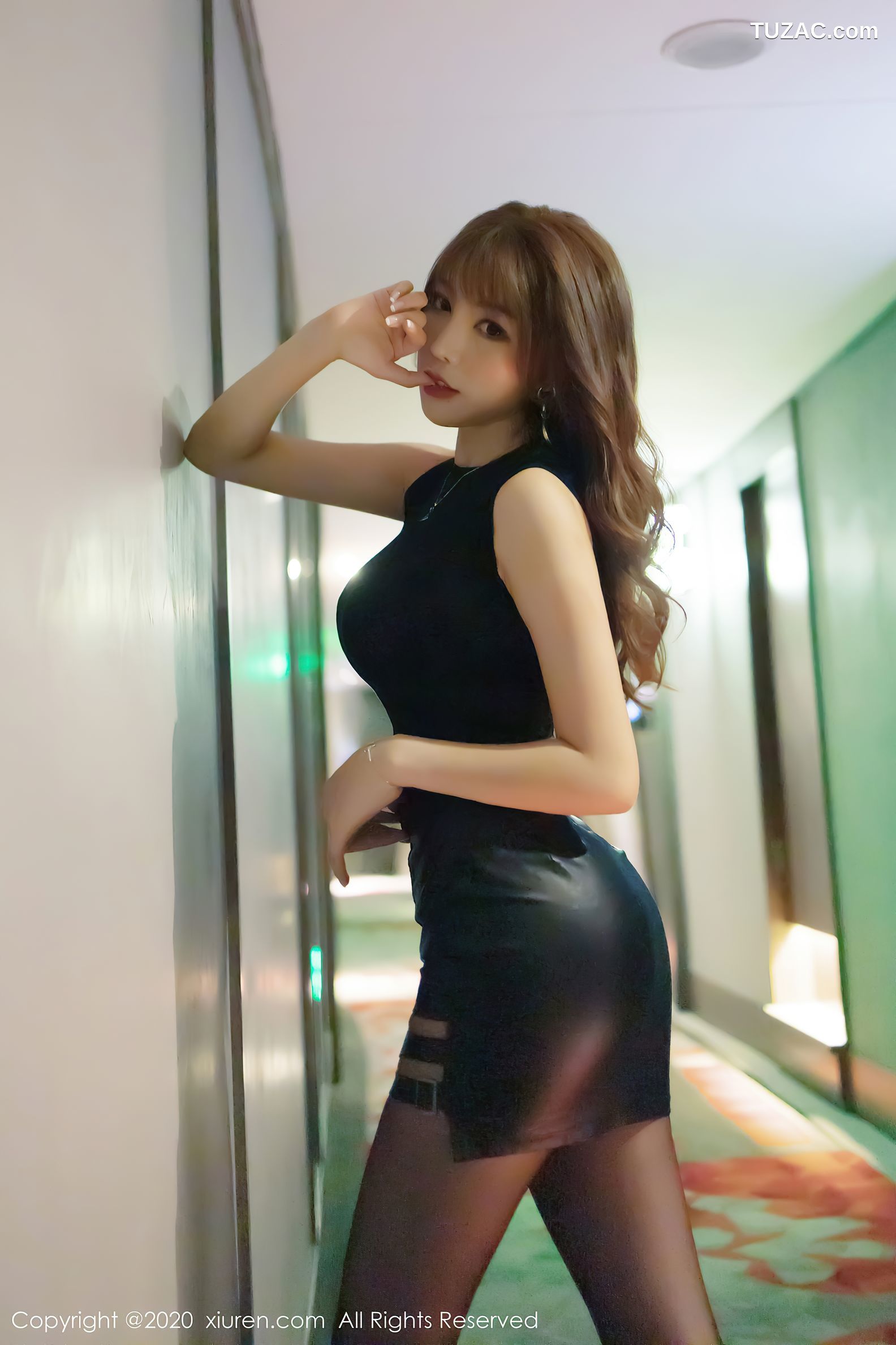 XiuRen秀人网-2445-芝芝-《时尚街拍与魅惑私房系列》-2020.08.14