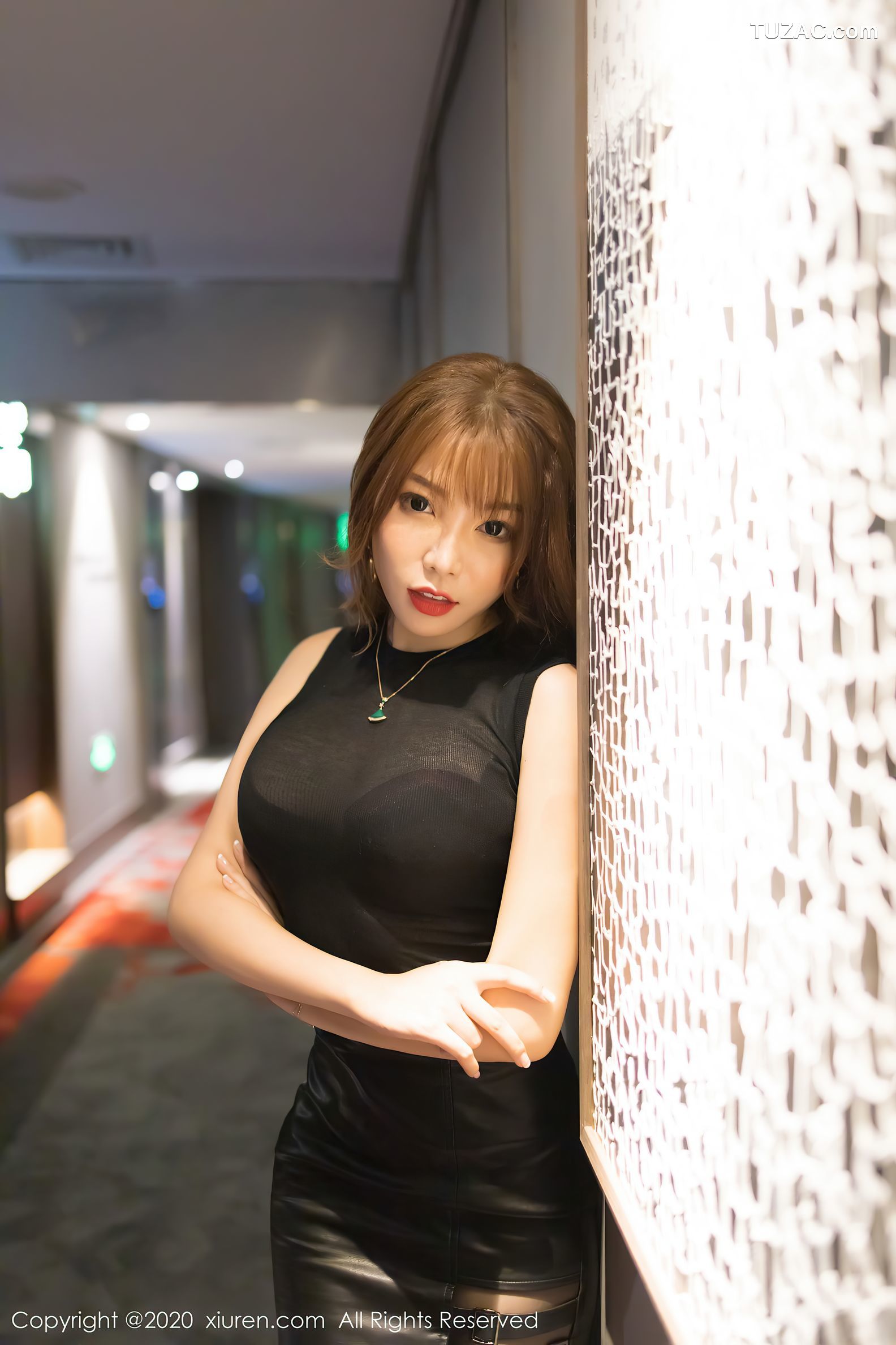 XiuRen秀人网-2445-芝芝-《时尚街拍与魅惑私房系列》-2020.08.14