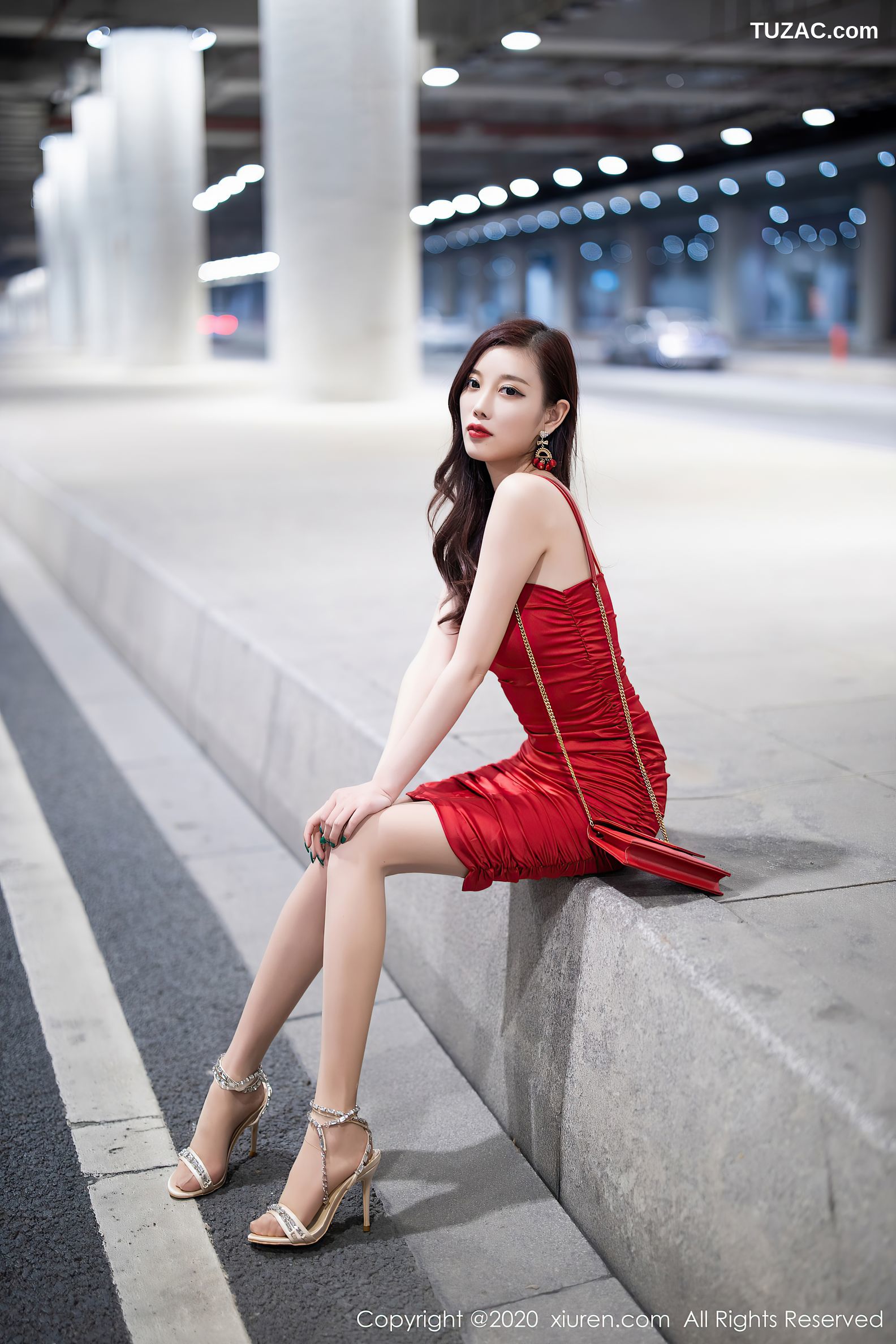 XiuRen秀人网-2514-杨晨晨-《鲜艳的猩红吊裙》-2020.09.01