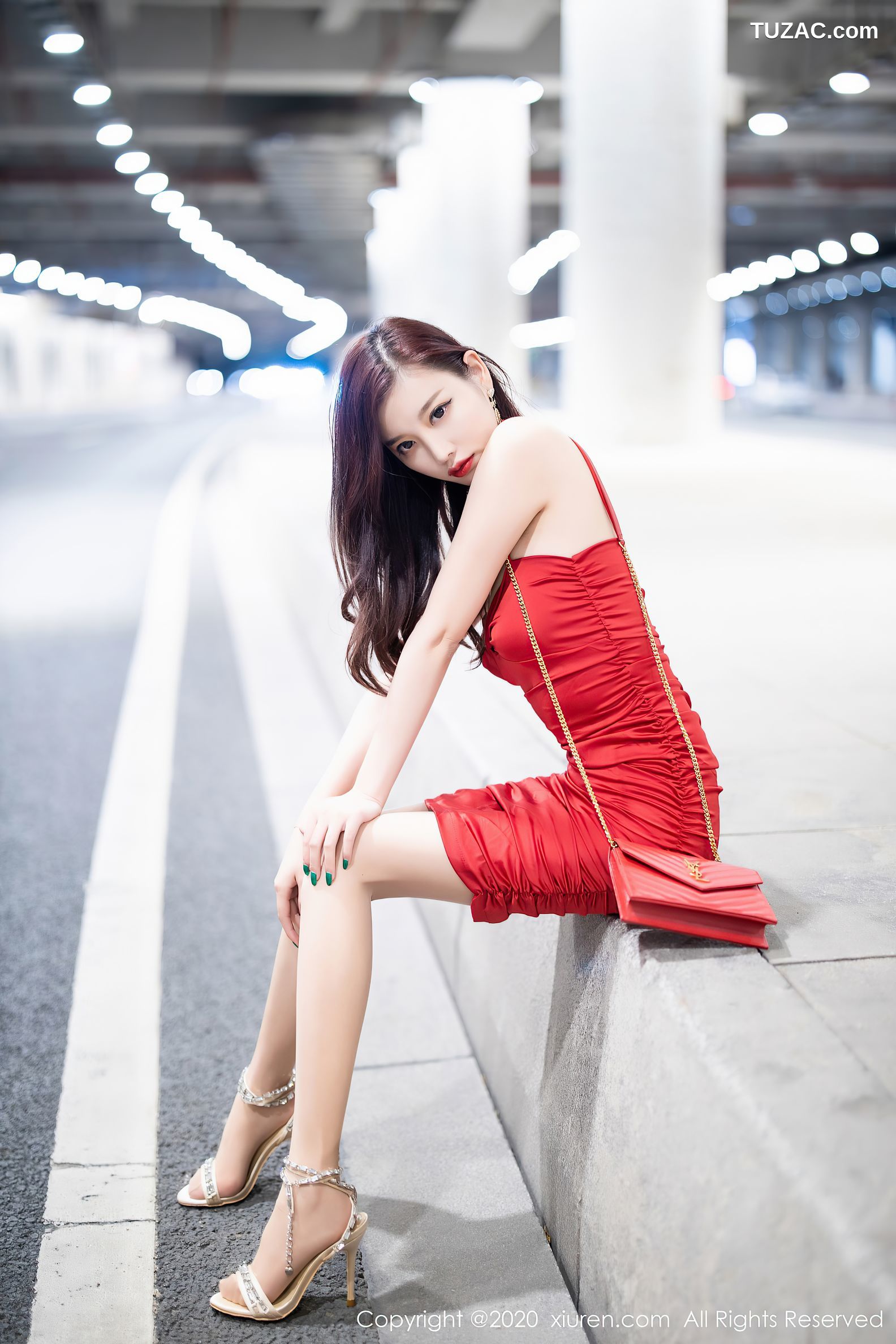 XiuRen秀人网-2514-杨晨晨-《鲜艳的猩红吊裙》-2020.09.01
