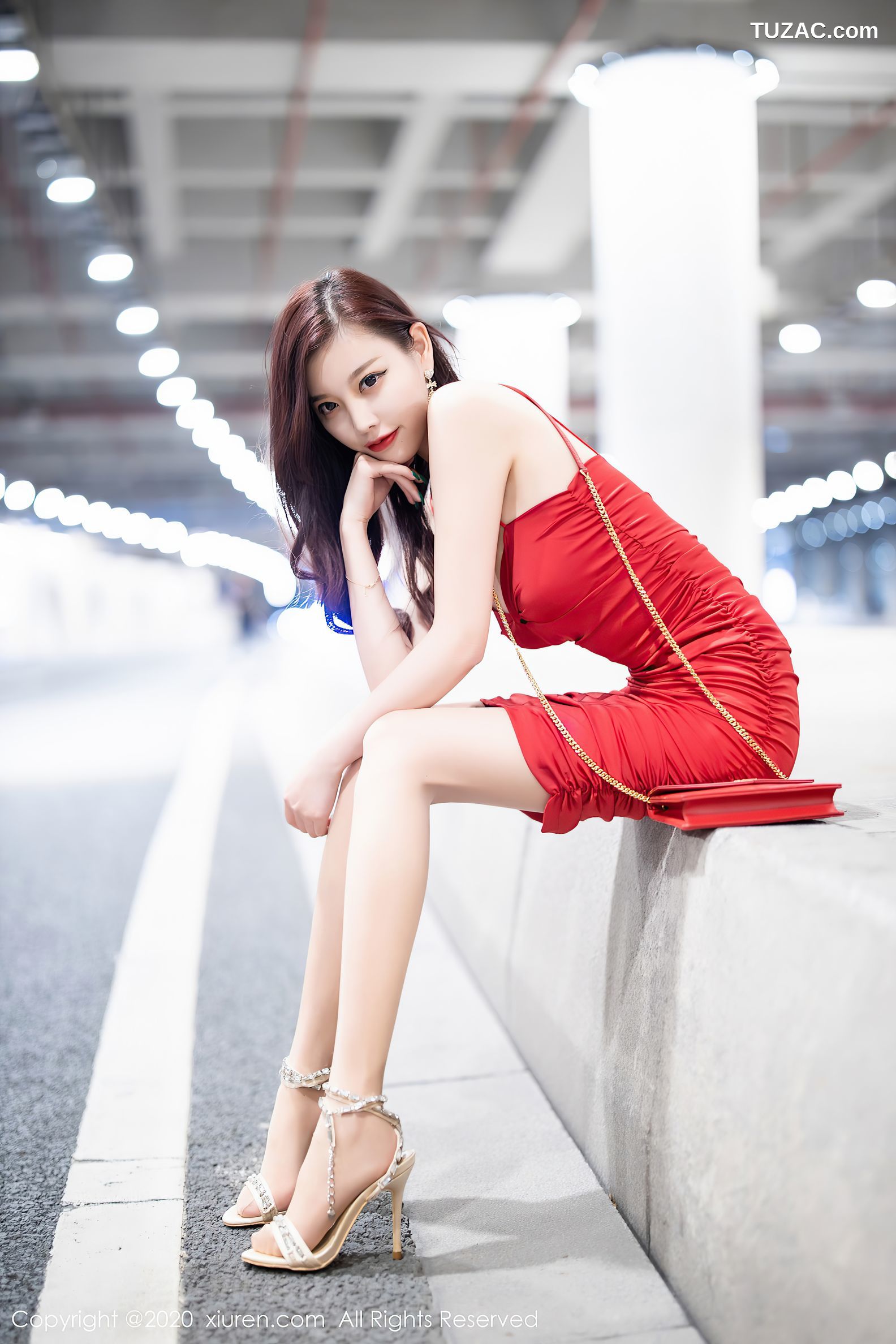 XiuRen秀人网-2514-杨晨晨-《鲜艳的猩红吊裙》-2020.09.01