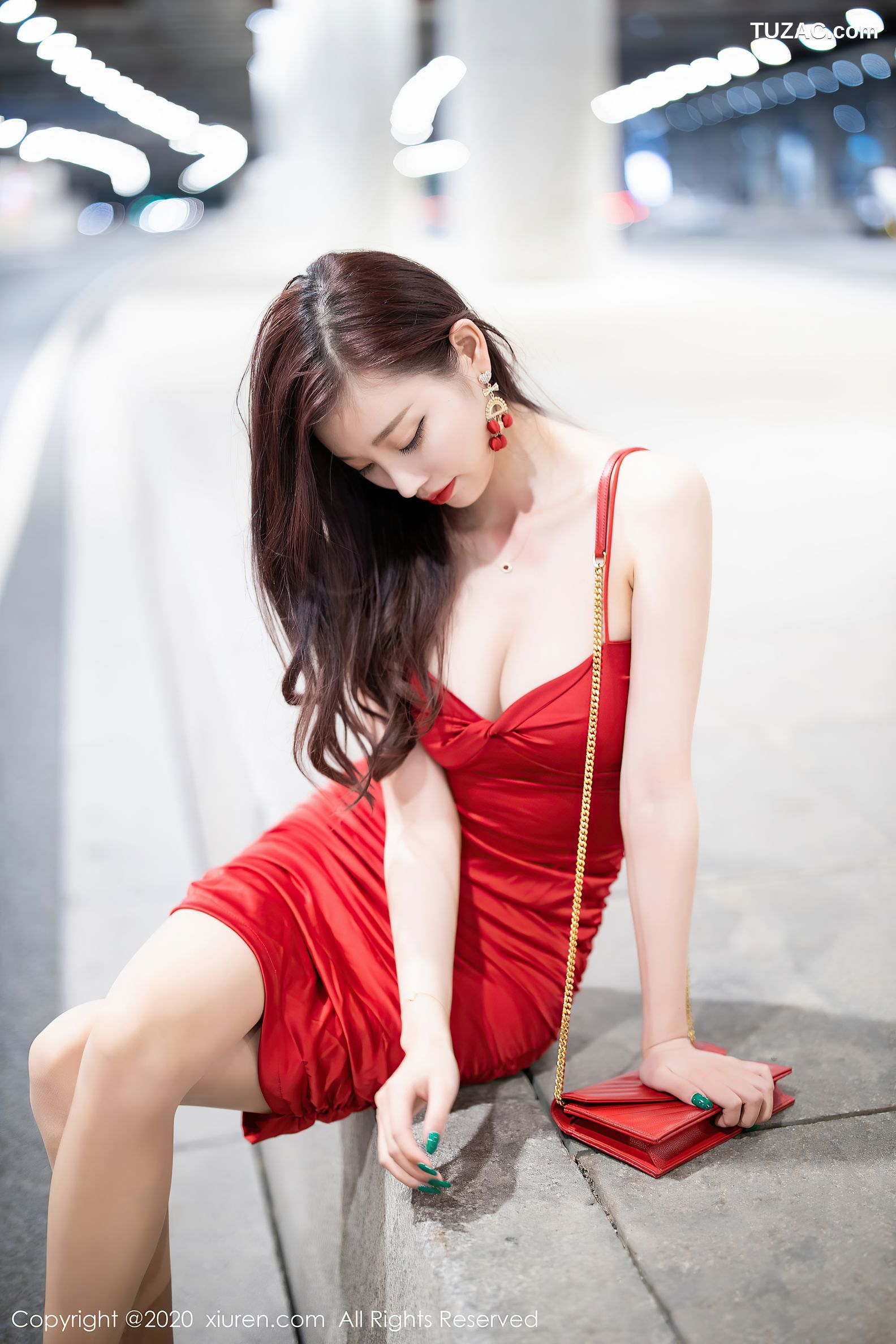 XiuRen秀人网-2514-杨晨晨-《鲜艳的猩红吊裙》-2020.09.01