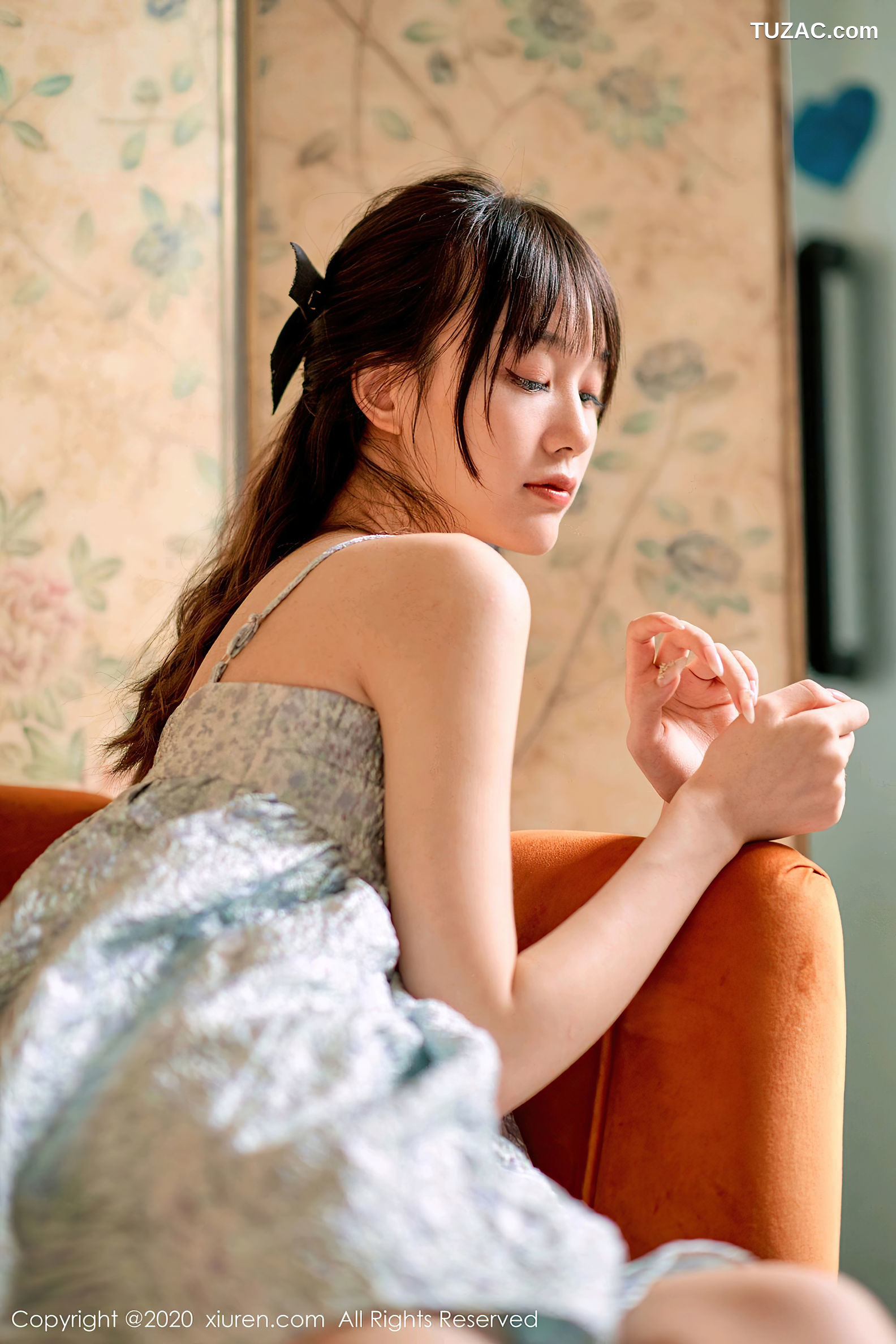 XiuRen秀人网-2533-尤其-《一个用小脚丫在T恤上画画的女画家》-2020.09.07