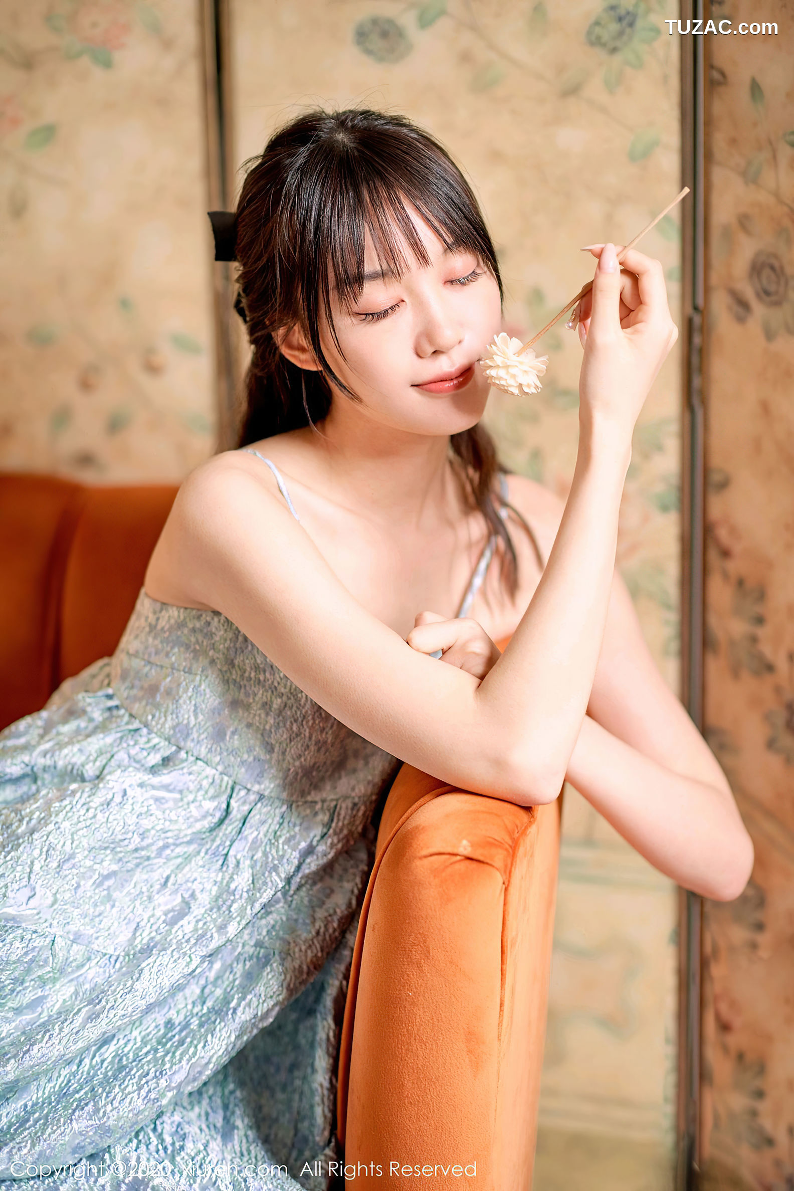 XiuRen秀人网-2533-尤其-《一个用小脚丫在T恤上画画的女画家》-2020.09.07