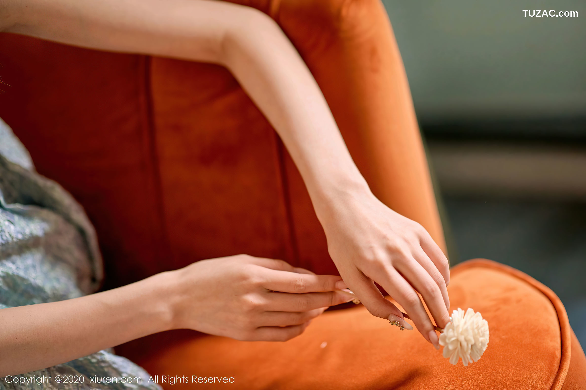 XiuRen秀人网-2533-尤其-《一个用小脚丫在T恤上画画的女画家》-2020.09.07