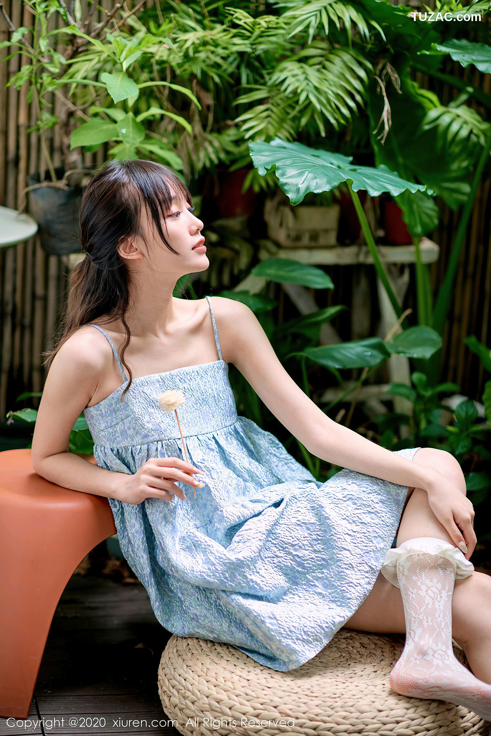 XiuRen秀人网-2533-尤其-《一个用小脚丫在T恤上画画的女画家》-2020.09.07