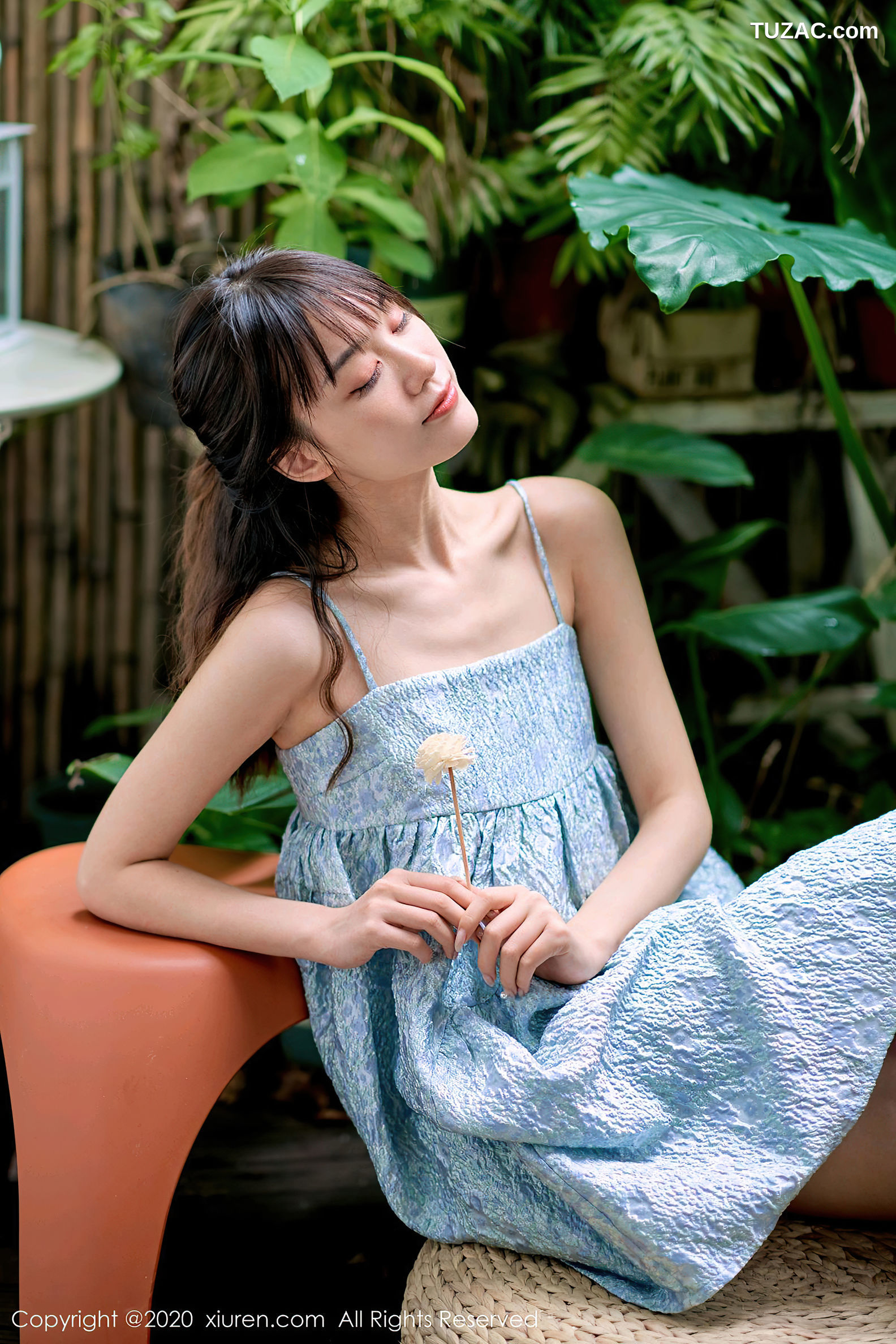 XiuRen秀人网-2533-尤其-《一个用小脚丫在T恤上画画的女画家》-2020.09.07