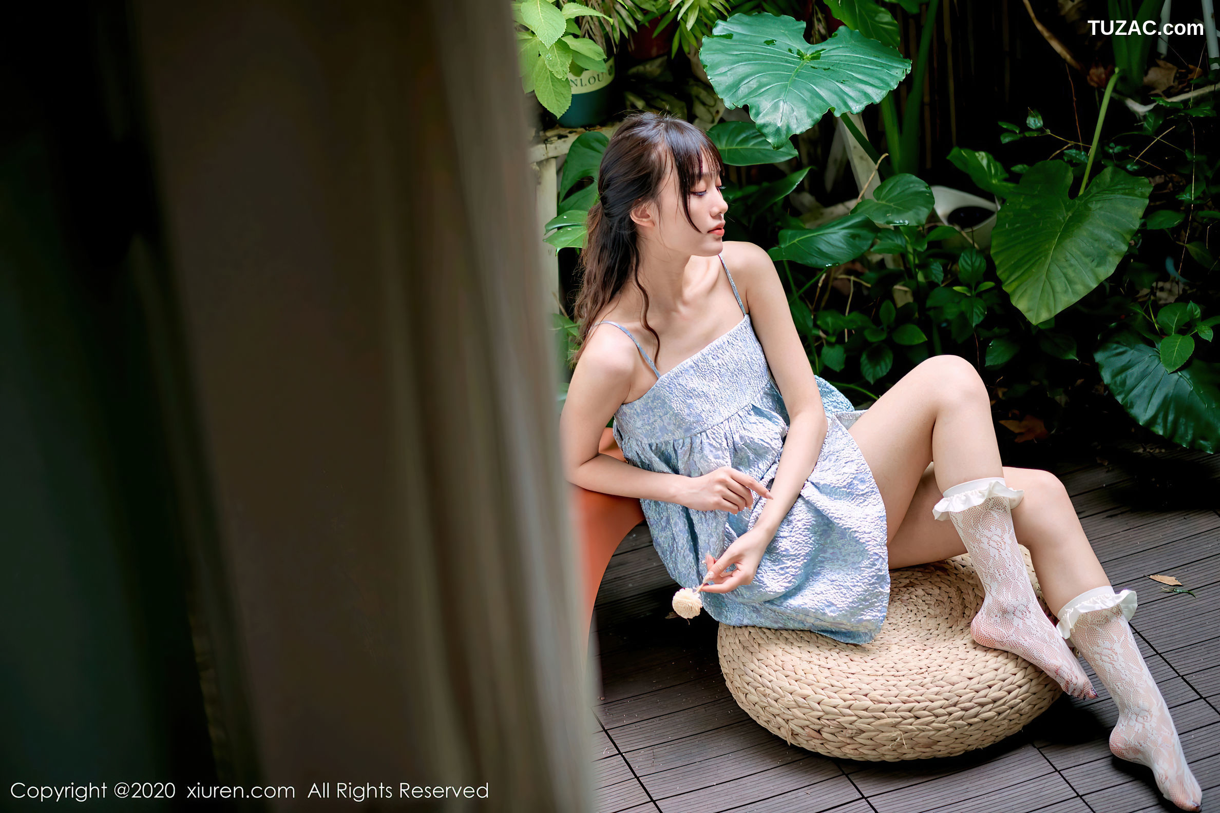 XiuRen秀人网-2533-尤其-《一个用小脚丫在T恤上画画的女画家》-2020.09.07