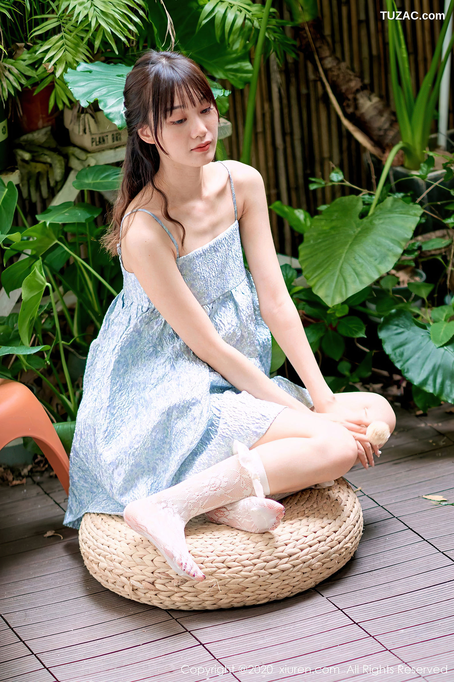 XiuRen秀人网-2533-尤其-《一个用小脚丫在T恤上画画的女画家》-2020.09.07