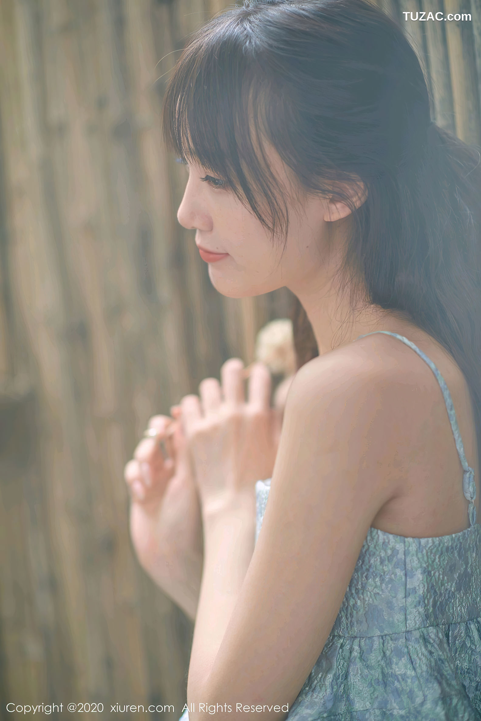 XiuRen秀人网-2533-尤其-《一个用小脚丫在T恤上画画的女画家》-2020.09.07