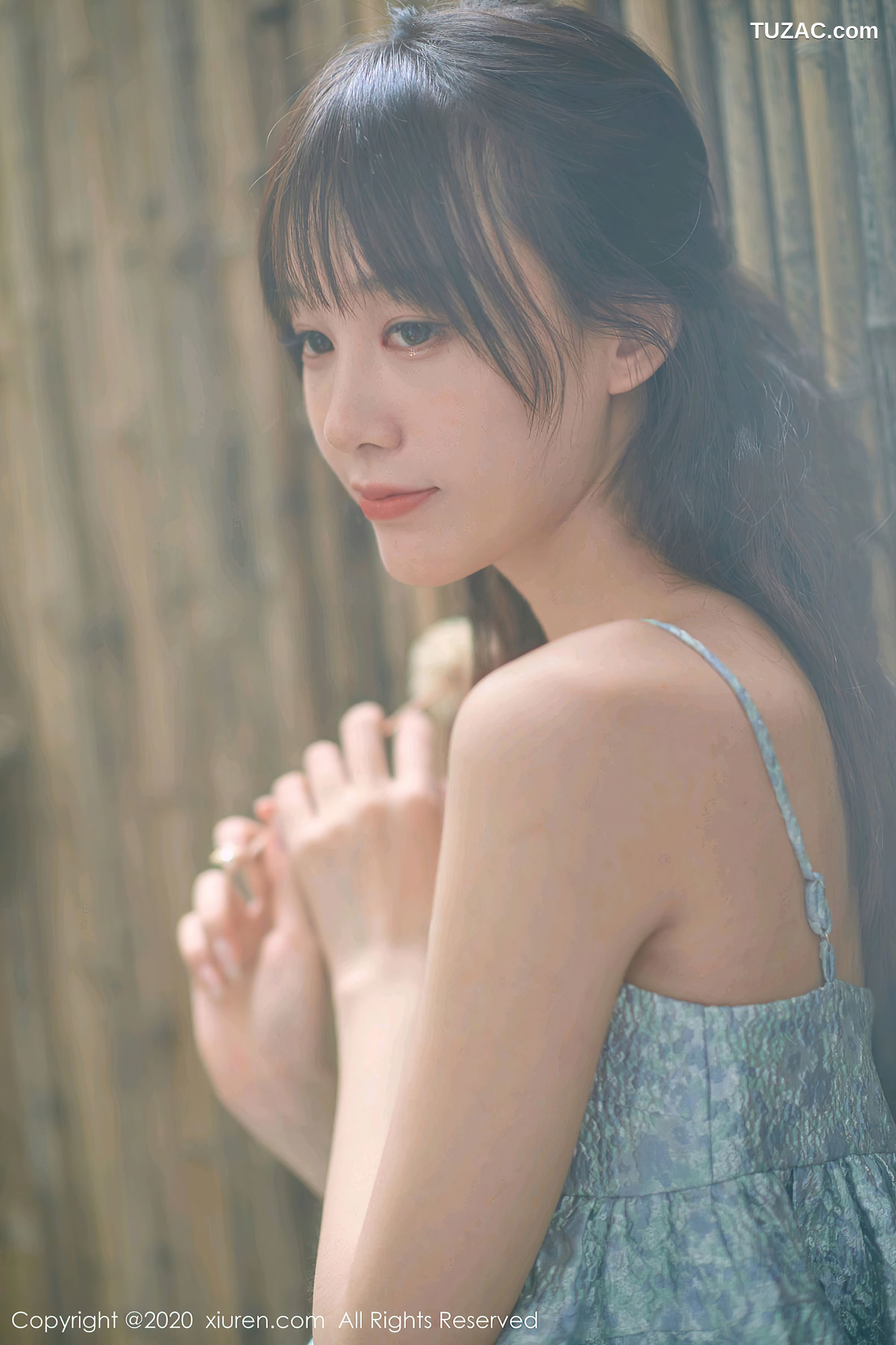 XiuRen秀人网-2533-尤其-《一个用小脚丫在T恤上画画的女画家》-2020.09.07