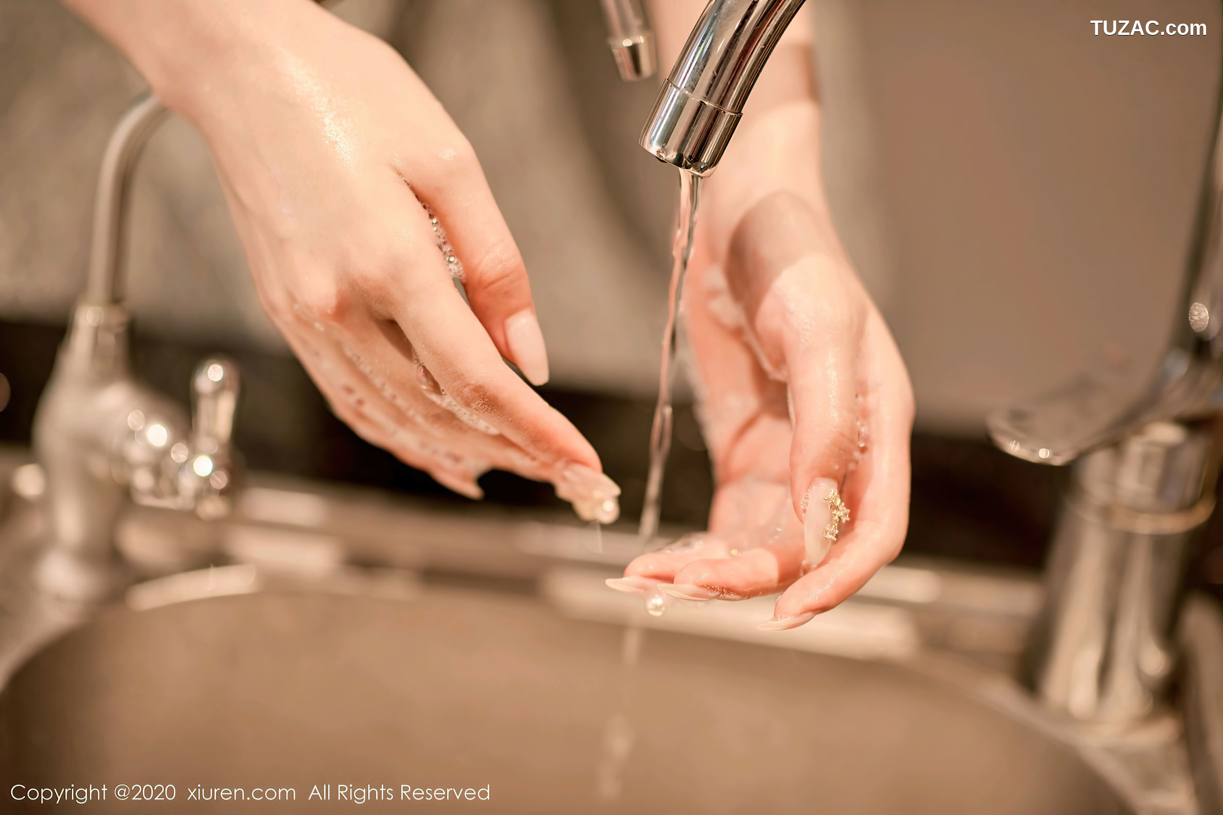 XiuRen秀人网-2533-尤其-《一个用小脚丫在T恤上画画的女画家》-2020.09.07