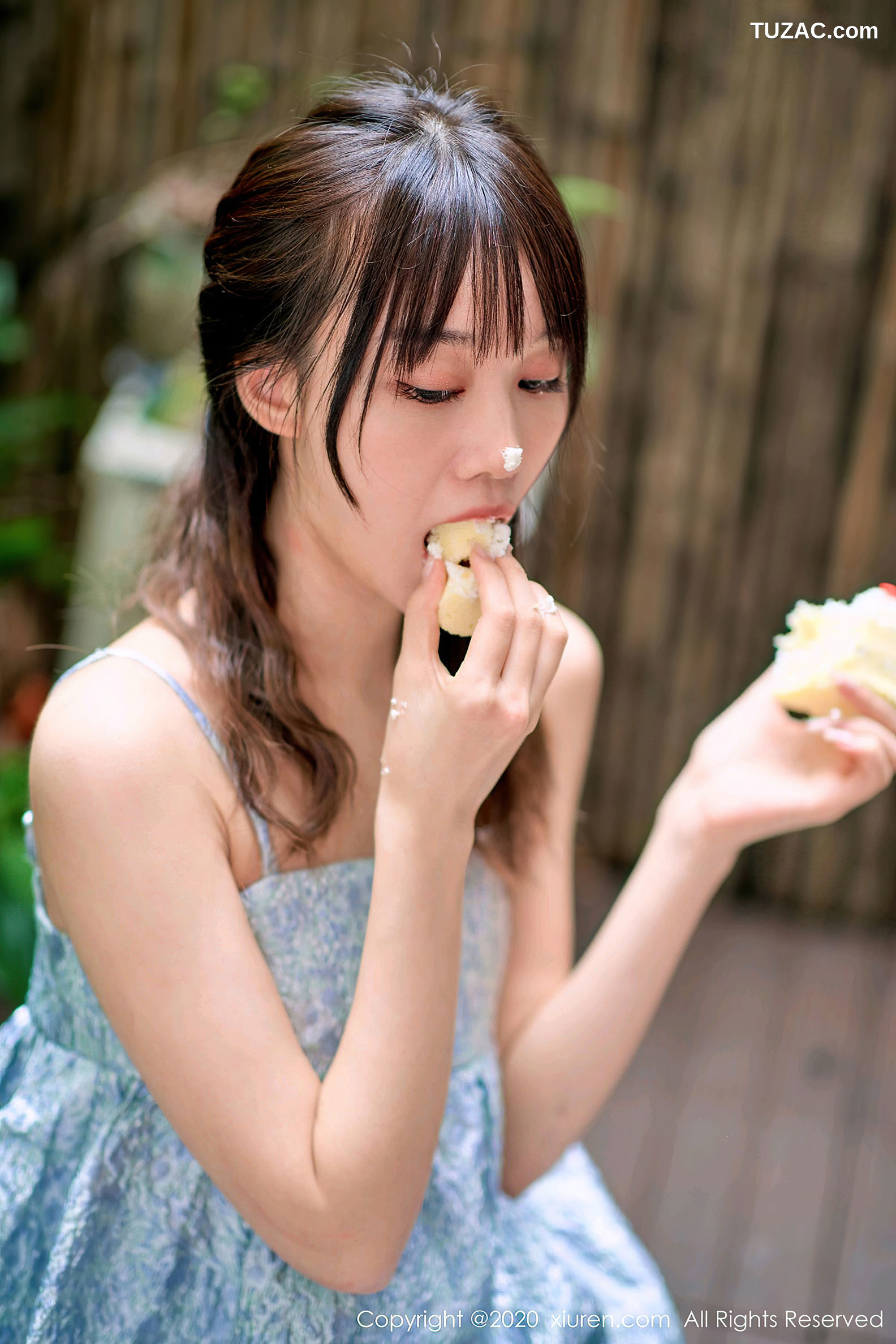 XiuRen秀人网-2533-尤其-《一个用小脚丫在T恤上画画的女画家》-2020.09.07